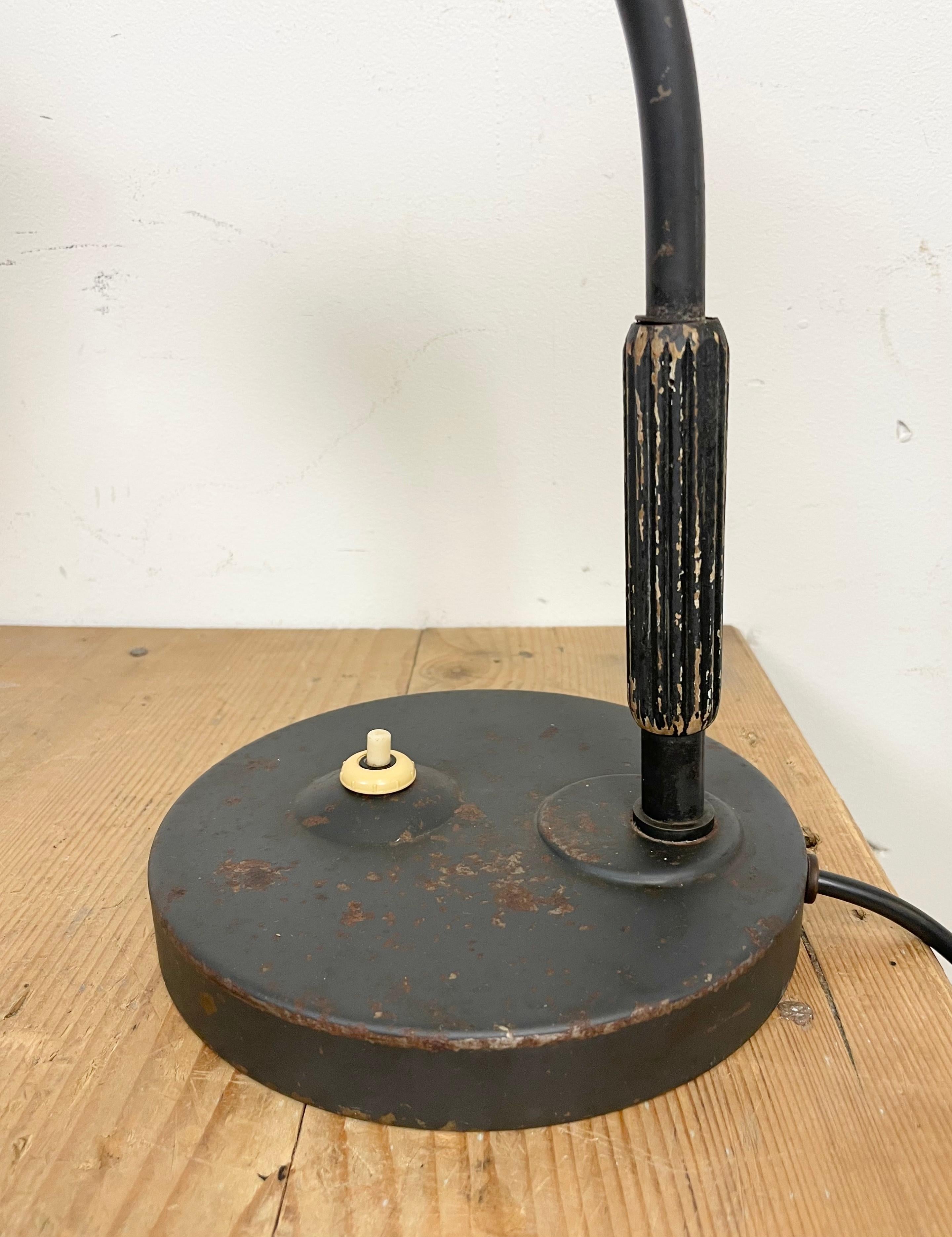 Laqué Lampe de table industrielle noire d'Hermann, années 1930 en vente