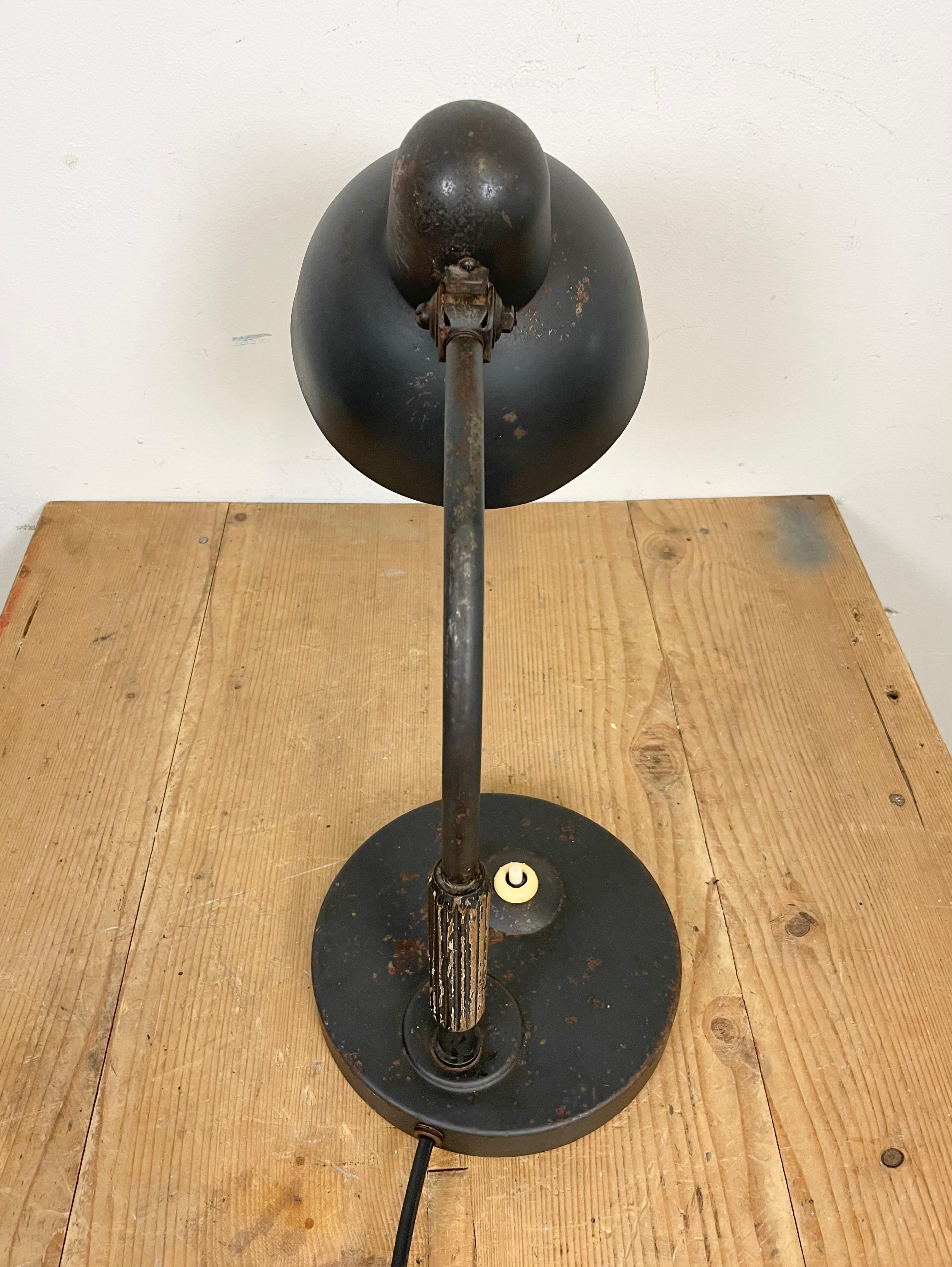 Lampe de table industrielle noire d'Hermann, années 1930 Bon état - En vente à Kojetice, CZ