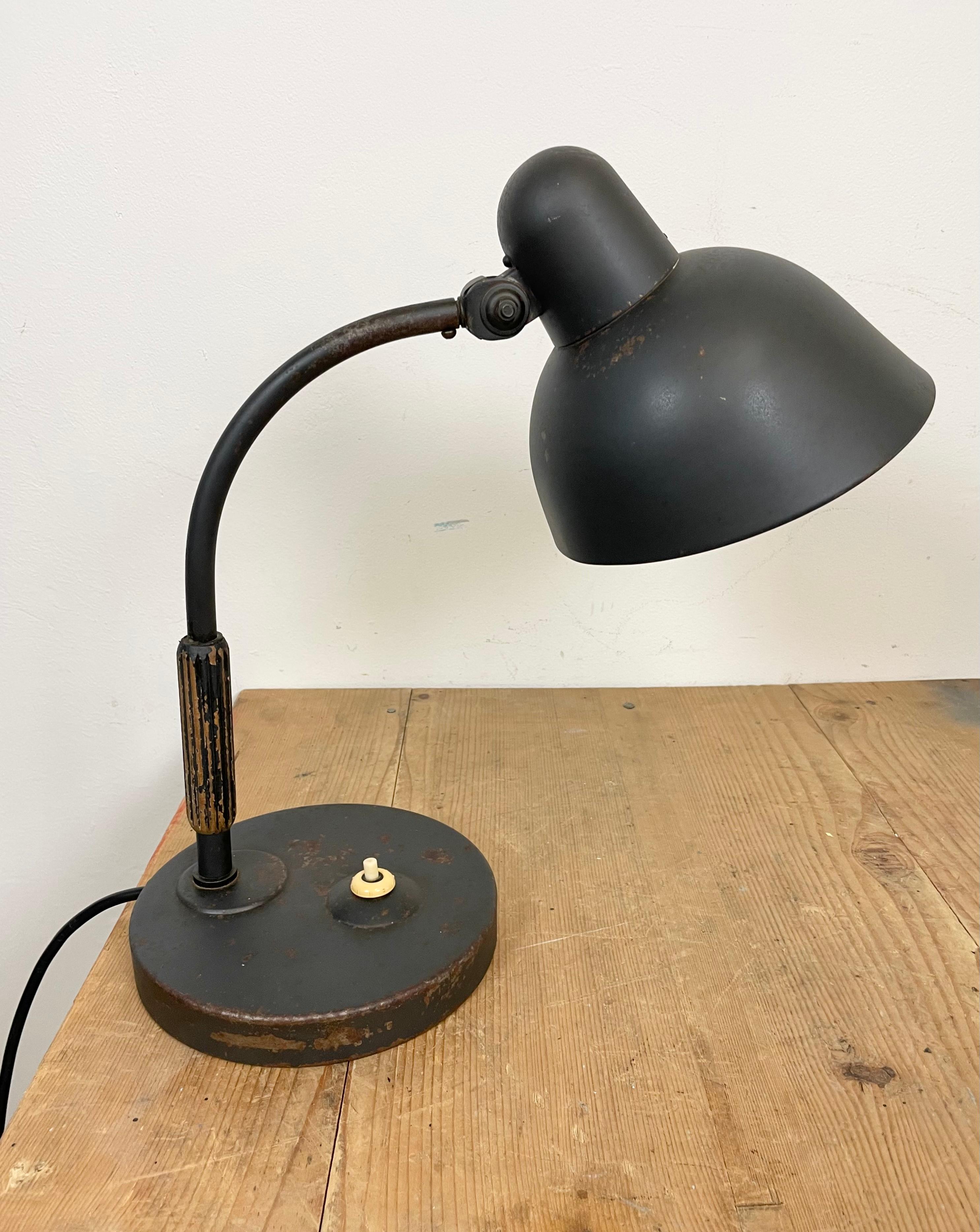 20ième siècle Lampe de table industrielle noire d'Hermann, années 1930 en vente