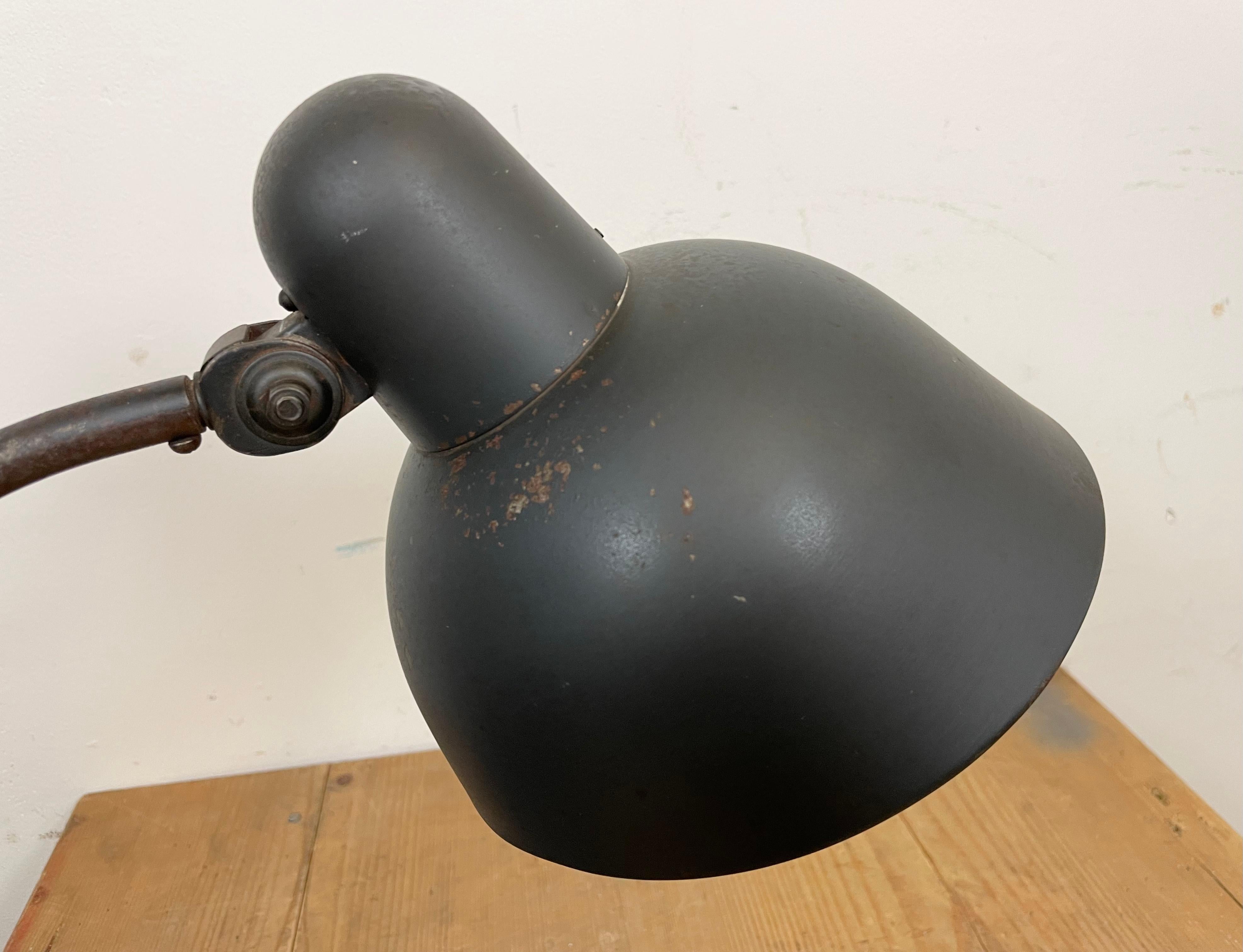 Fer Lampe de table industrielle noire d'Hermann, années 1930 en vente