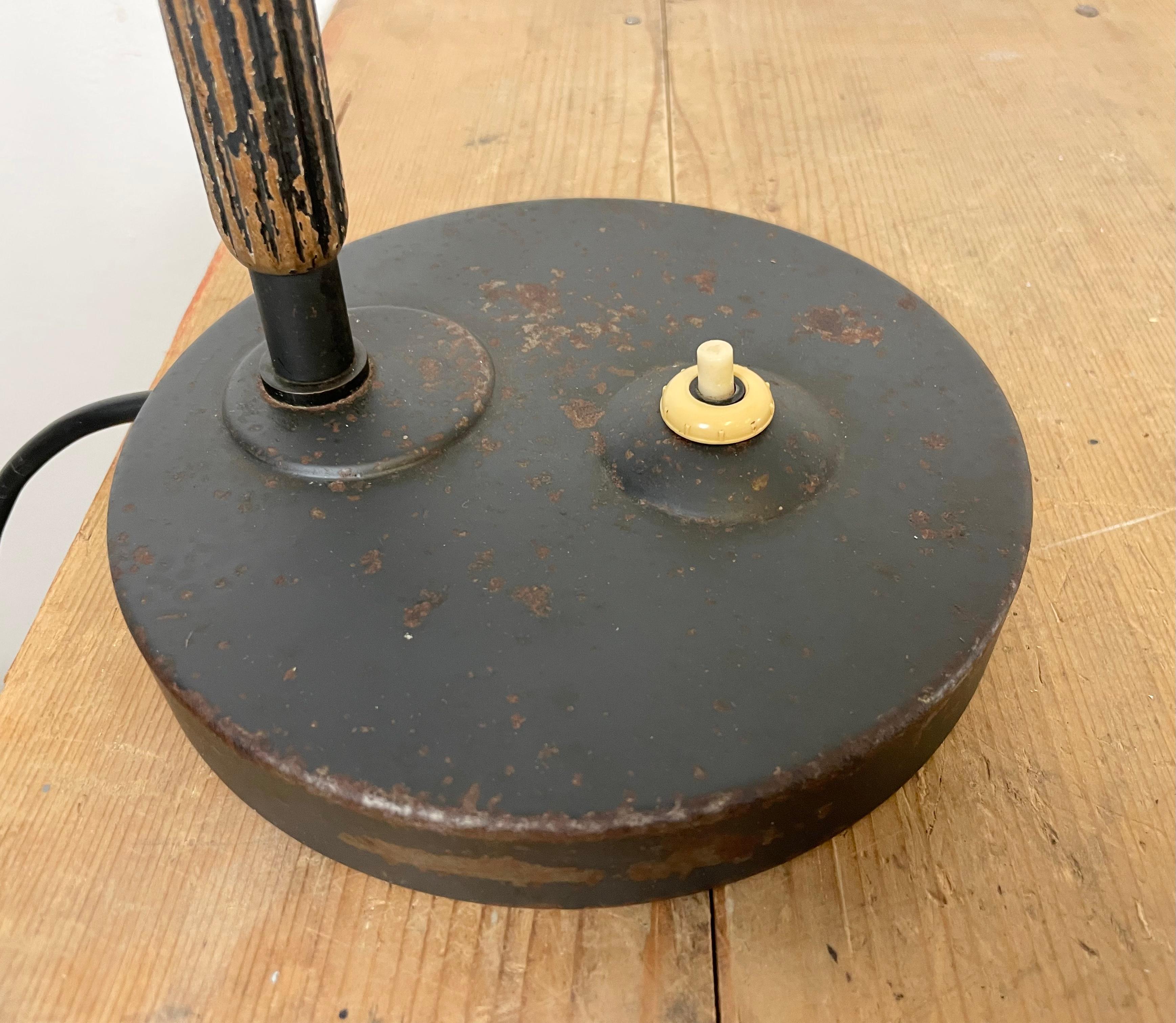Lampe de table industrielle noire d'Hermann, années 1930 en vente 1