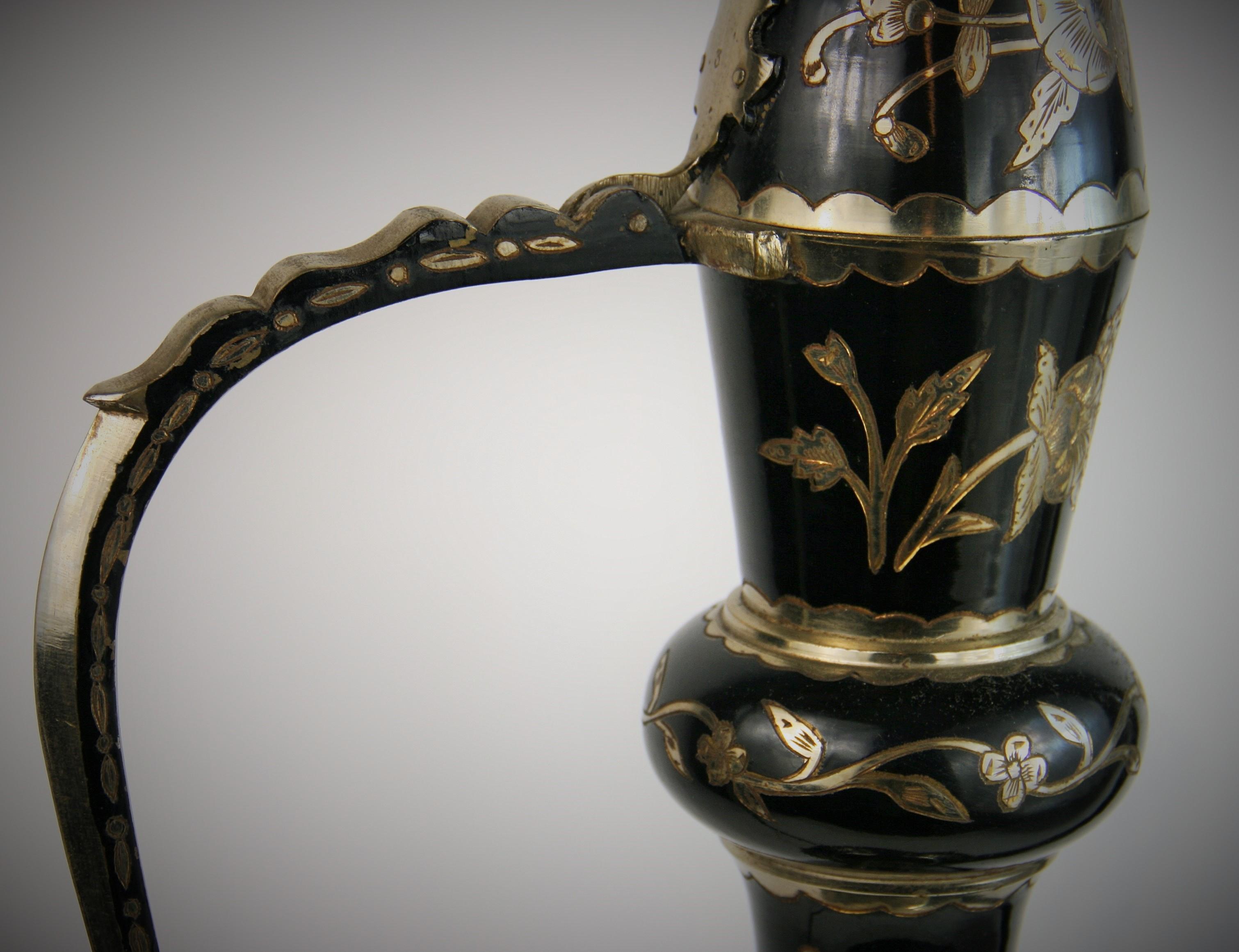 Lampe de table en forme d'aiguière surdimensionnée en argent incrusté noir en vente 6