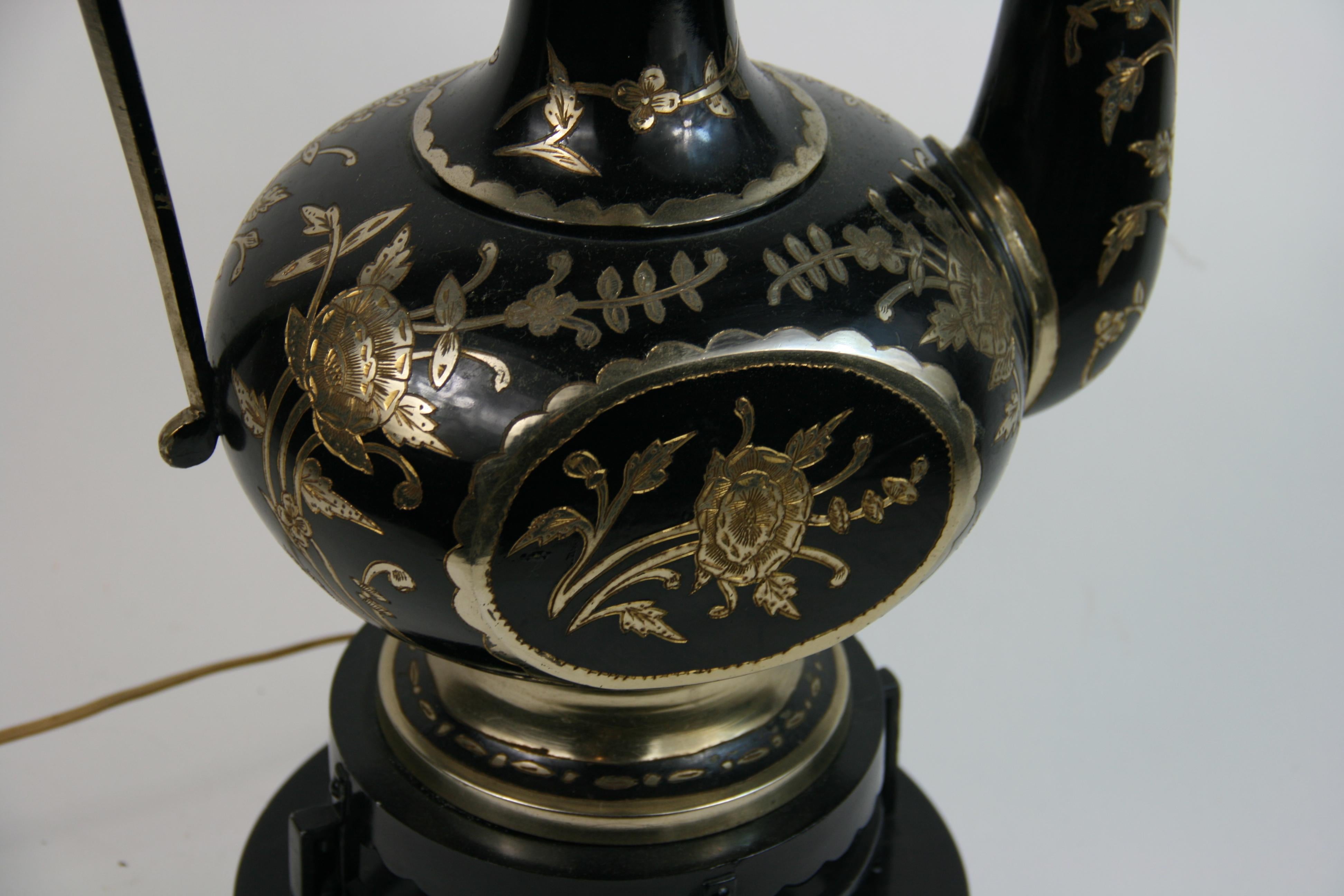Lampe de table en forme d'aiguière surdimensionnée en argent incrusté noir en vente 7