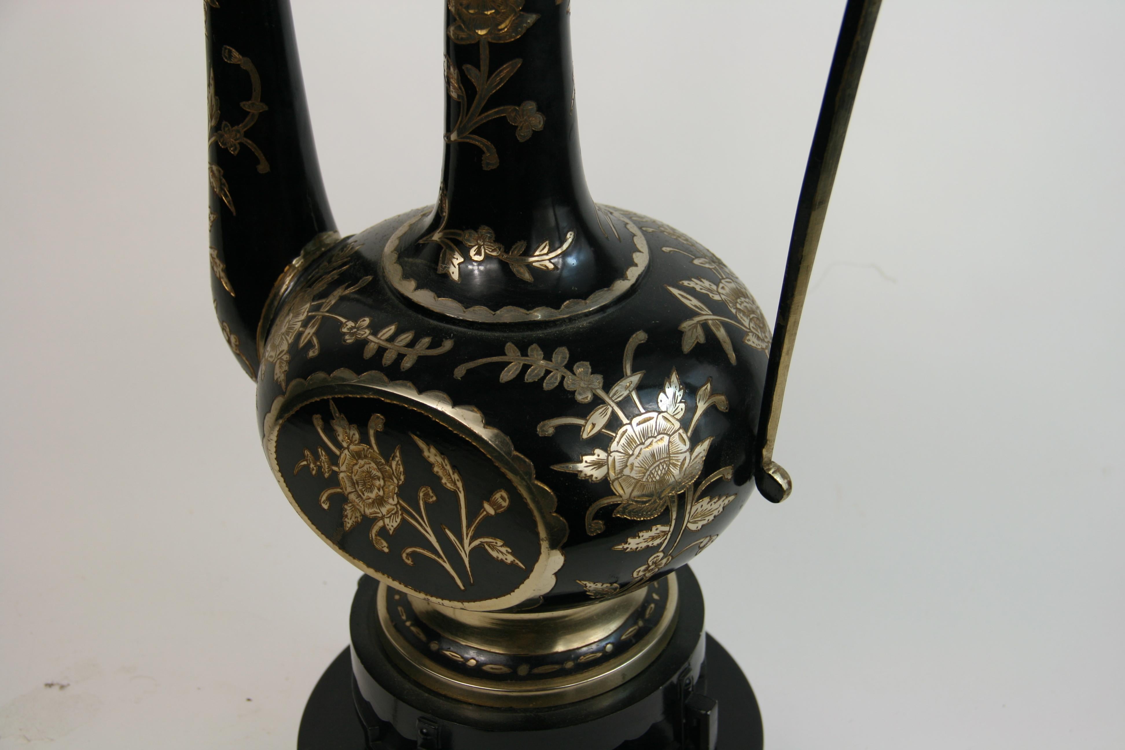 Lampe de table en forme d'aiguière surdimensionnée en argent incrusté noir en vente 8