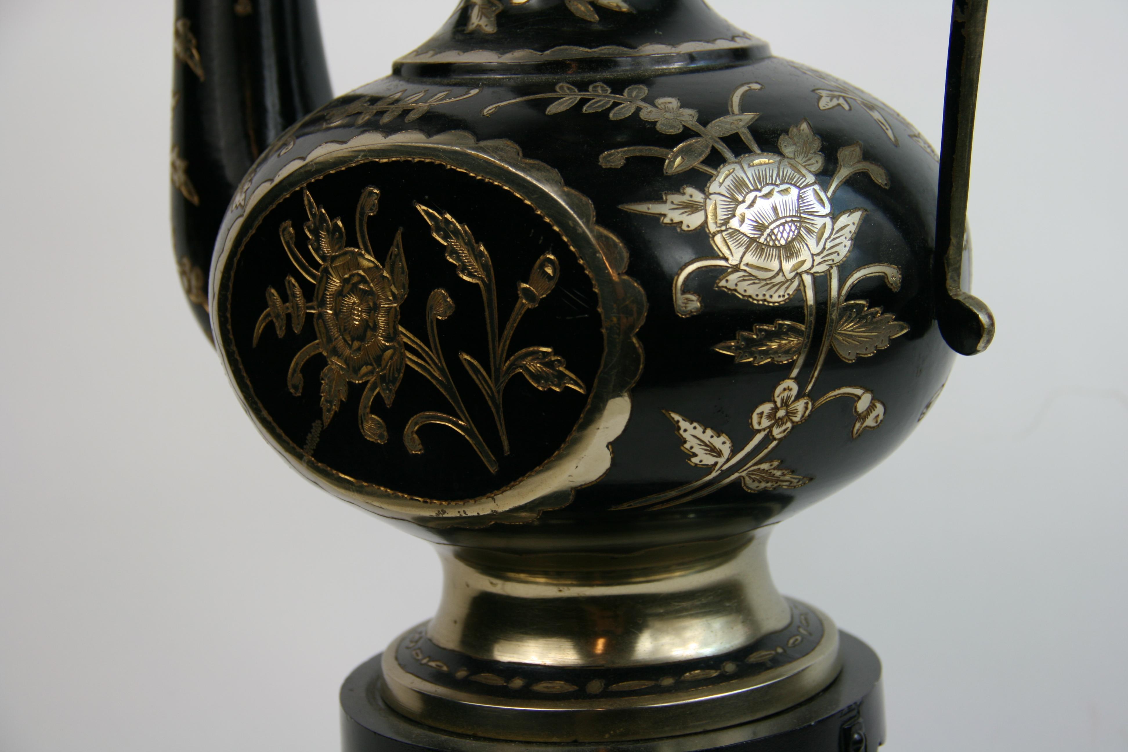 Lampe de table en forme d'aiguière surdimensionnée en argent incrusté noir en vente 11