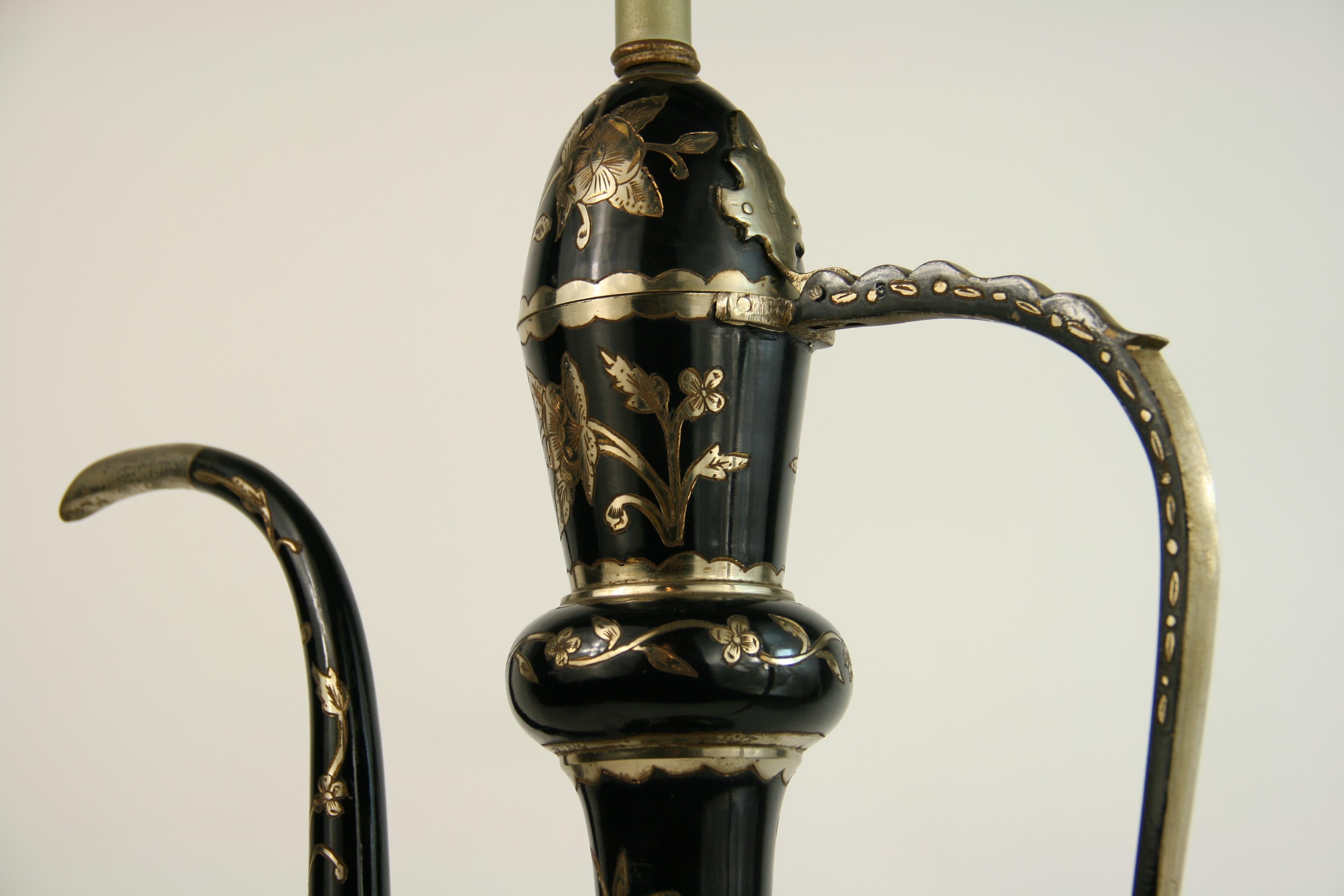 Lampe de table en forme d'aiguière surdimensionnée en argent incrusté noir en vente 14