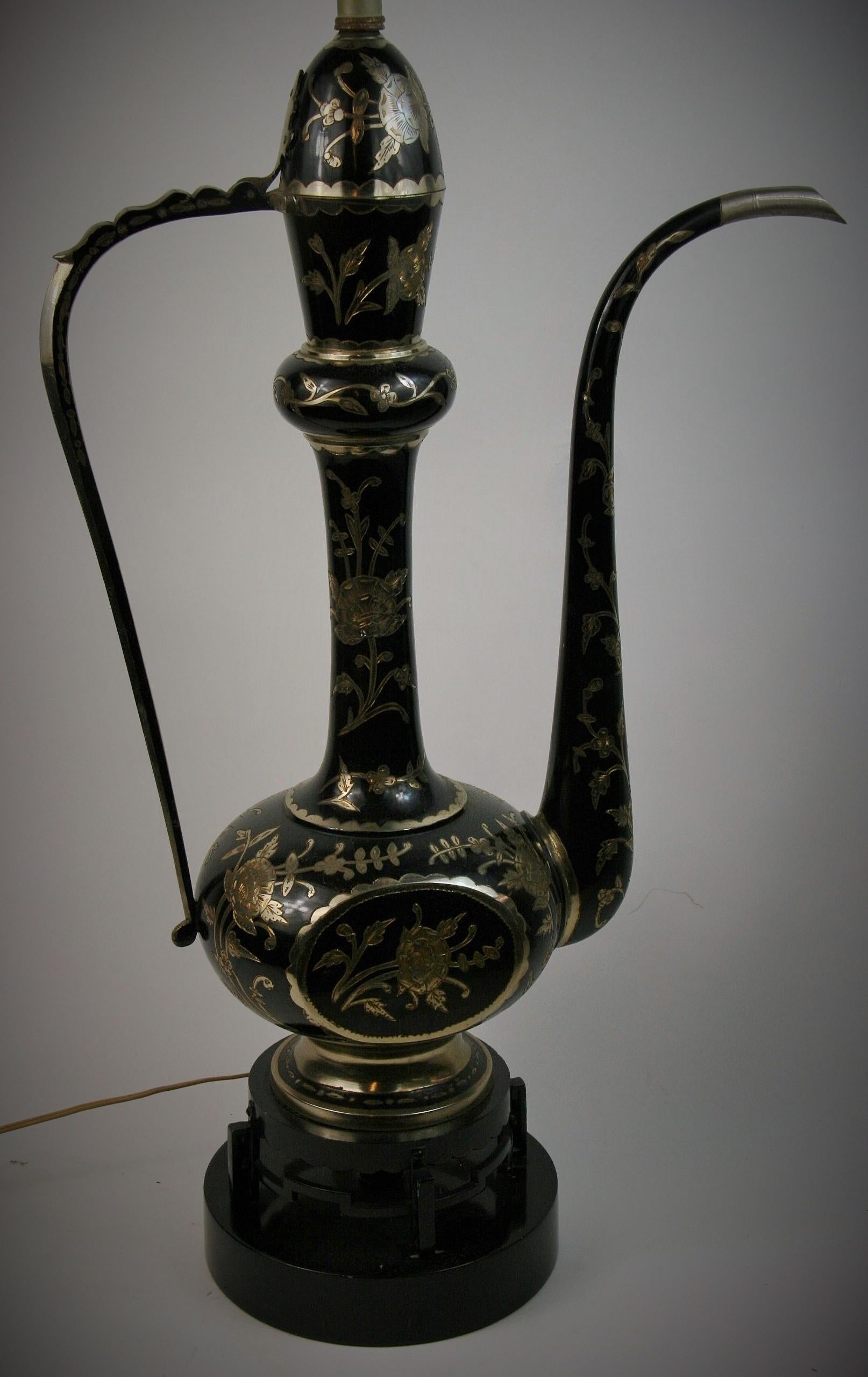 Lampe de table en forme d'aiguière surdimensionnée en argent incrusté noir Bon état - En vente à Douglas Manor, NY