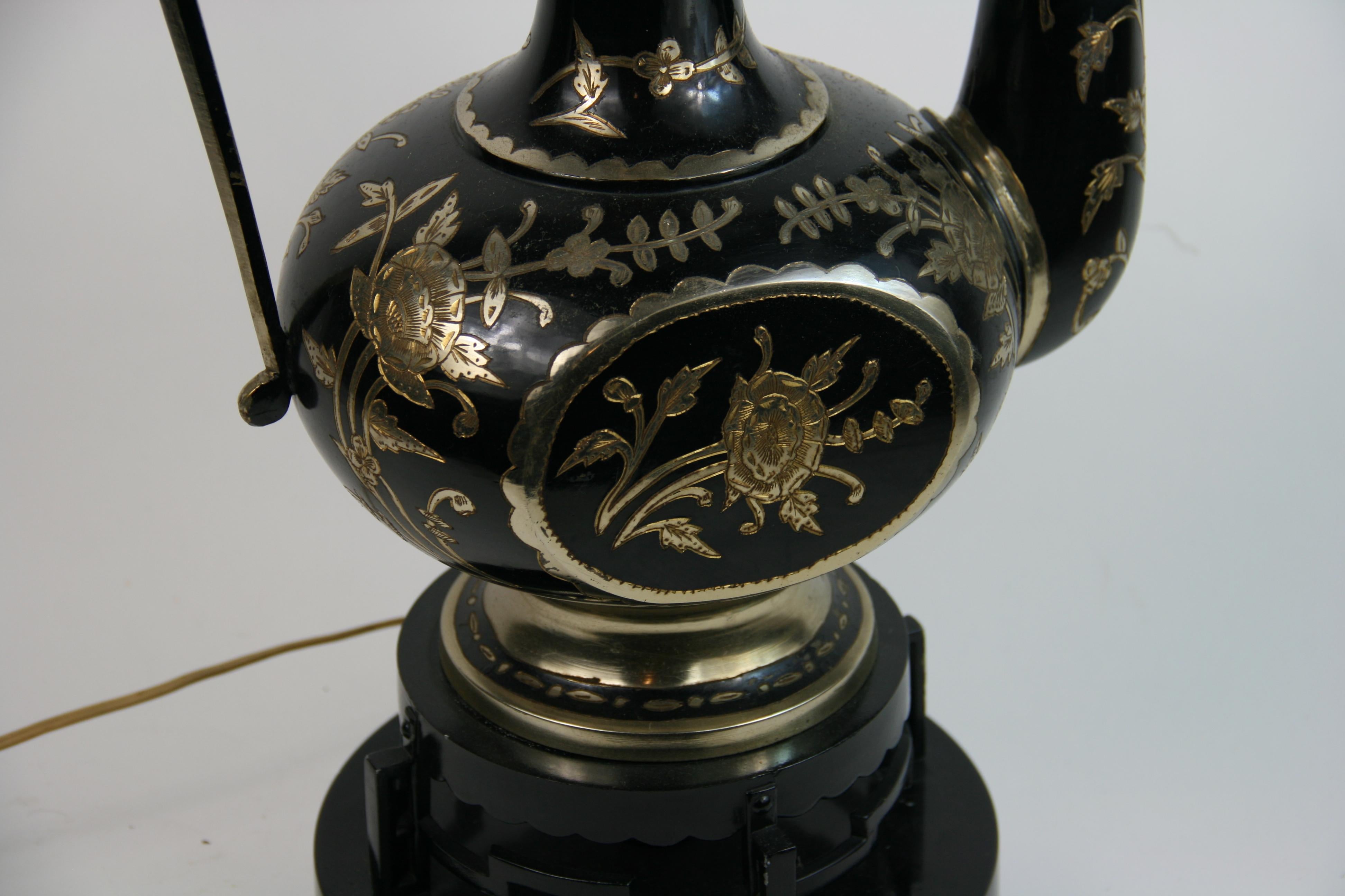 Milieu du XXe siècle Lampe de table en forme d'aiguière surdimensionnée en argent incrusté noir en vente
