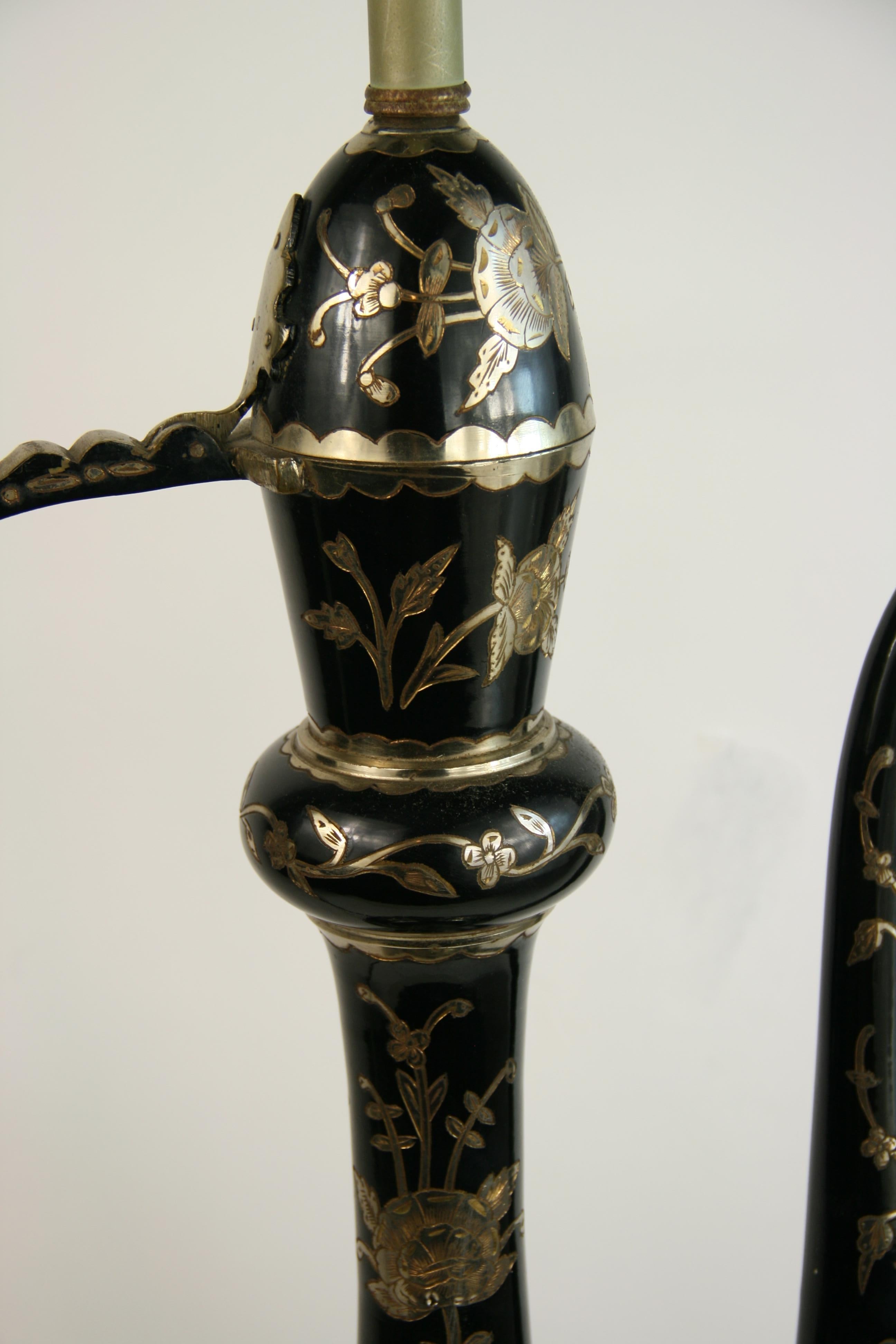 Laiton Lampe de table en forme d'aiguière surdimensionnée en argent incrusté noir en vente