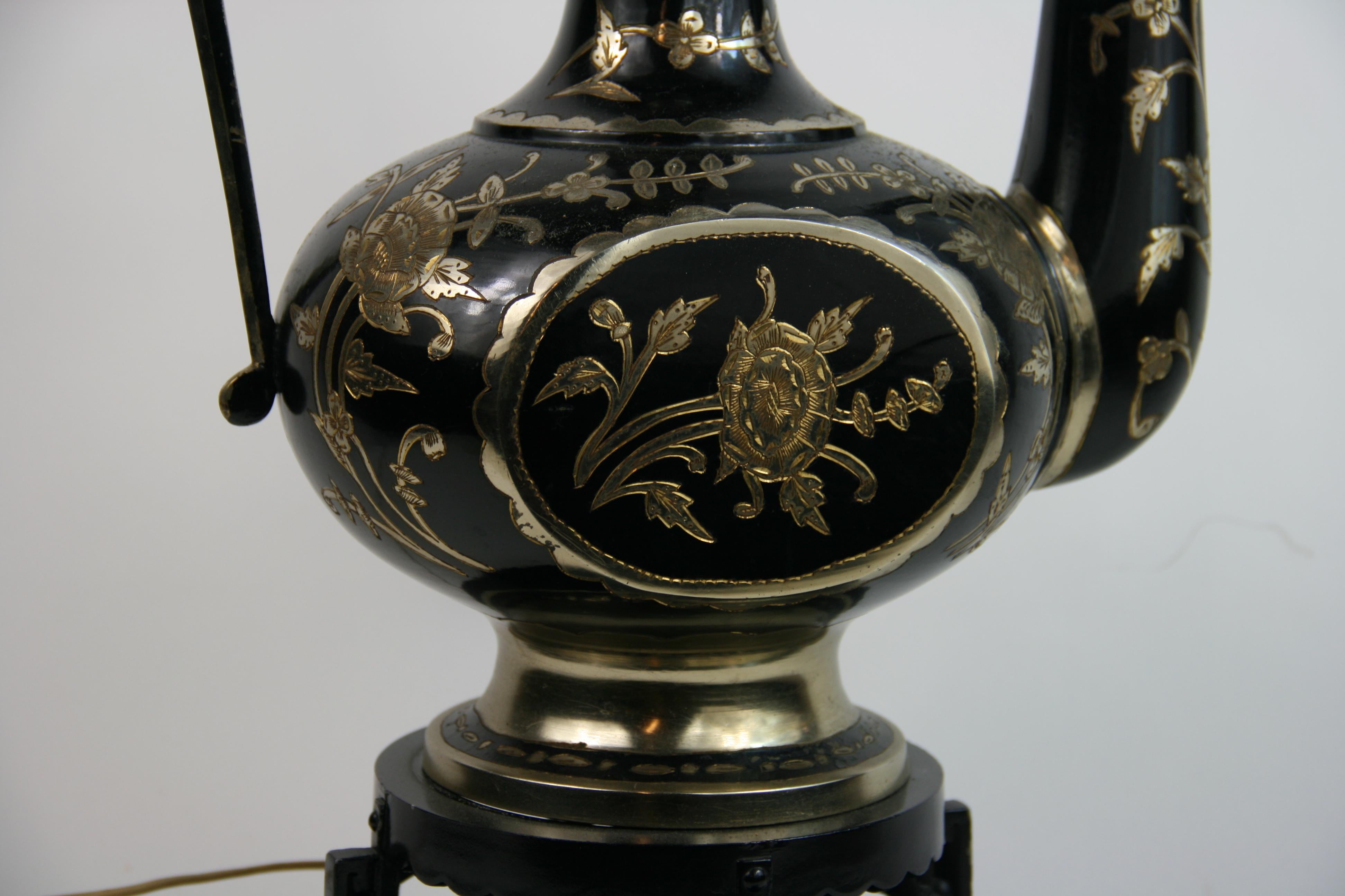 Lampe de table en forme d'aiguière surdimensionnée en argent incrusté noir en vente 3