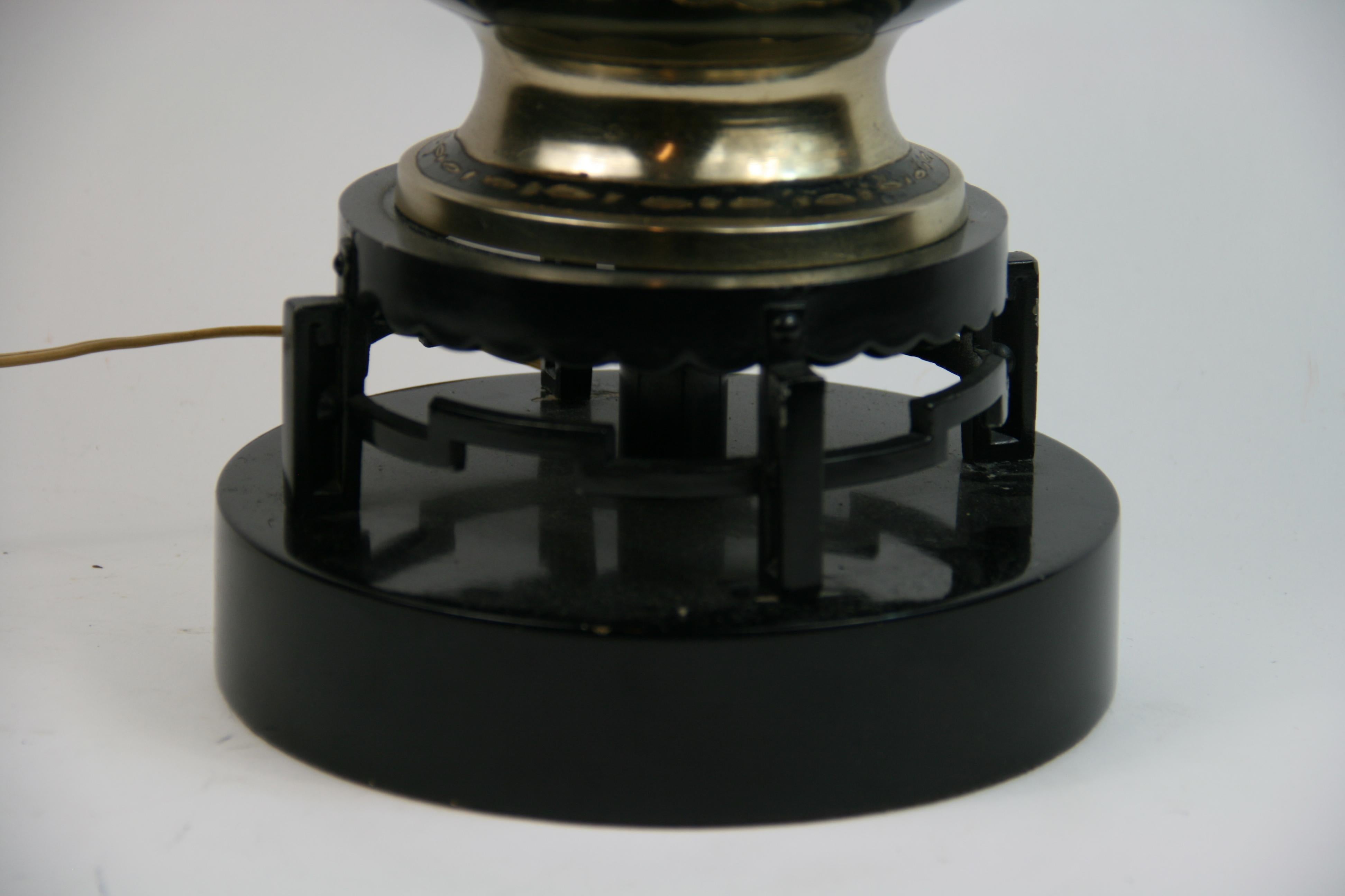 Lampe de table en forme d'aiguière surdimensionnée en argent incrusté noir en vente 4