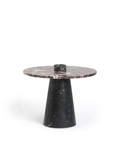Mesa de centro Inside Out negra de Karen Chekerdjian