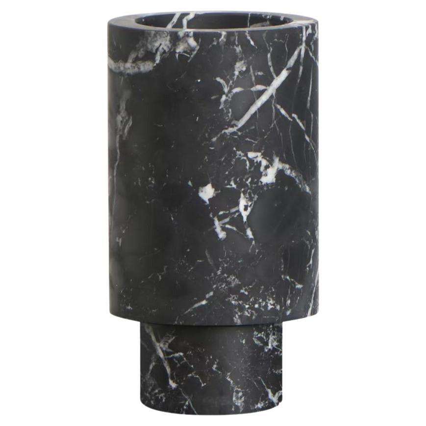 Schwarze Vase von innen nach außen von Karen Chekerdjian