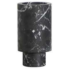 Schwarze Vase von innen nach außen von Karen Chekerdjian