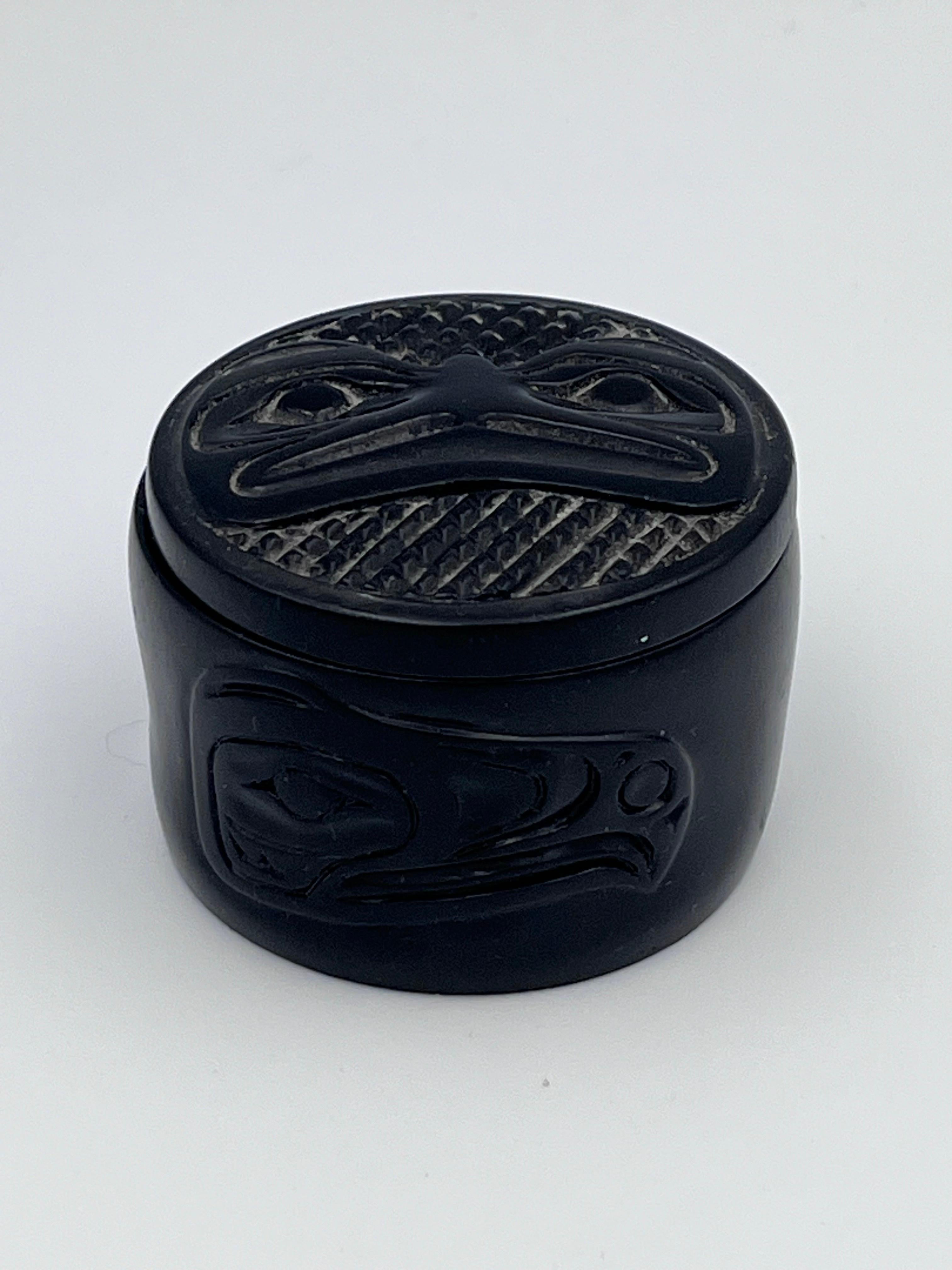 Canadian Black Inuit Pacific North West Native American Decorative Lidded Box Bird Motif For Sale