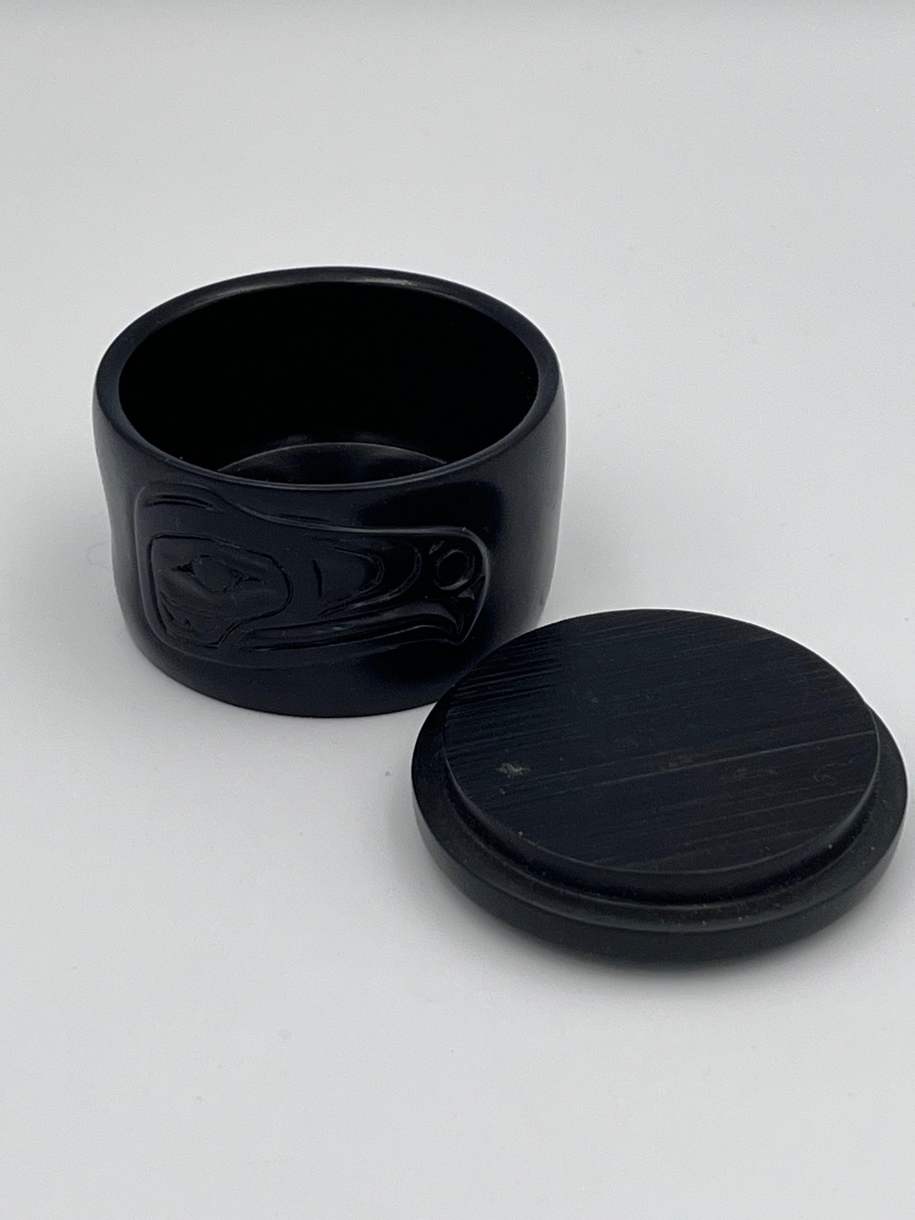 Black Inuit Pacific North West Native American Decorative Lidded Box Bird Motif In Good Condition For Sale In Red Lion, PA