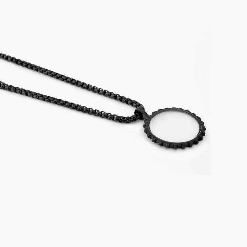 Halskette mit schwarzer IP-Plattierung aus Edelstahl und Lens Gear

Eine kantige Männerhalskette mit einem kleinen vergrößerten Glas, besetzt mit einem gear-förmigen Anhänger. Die neue Kollektion 
