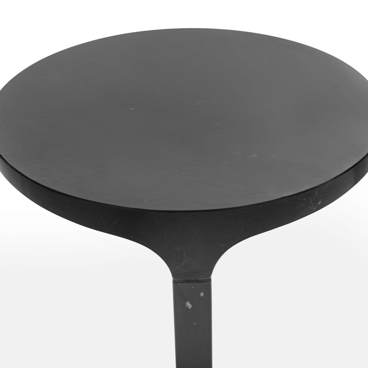 Round side table, in black Marquina marble, matte polished finish also available in white Carrara marble, matte polished finish.