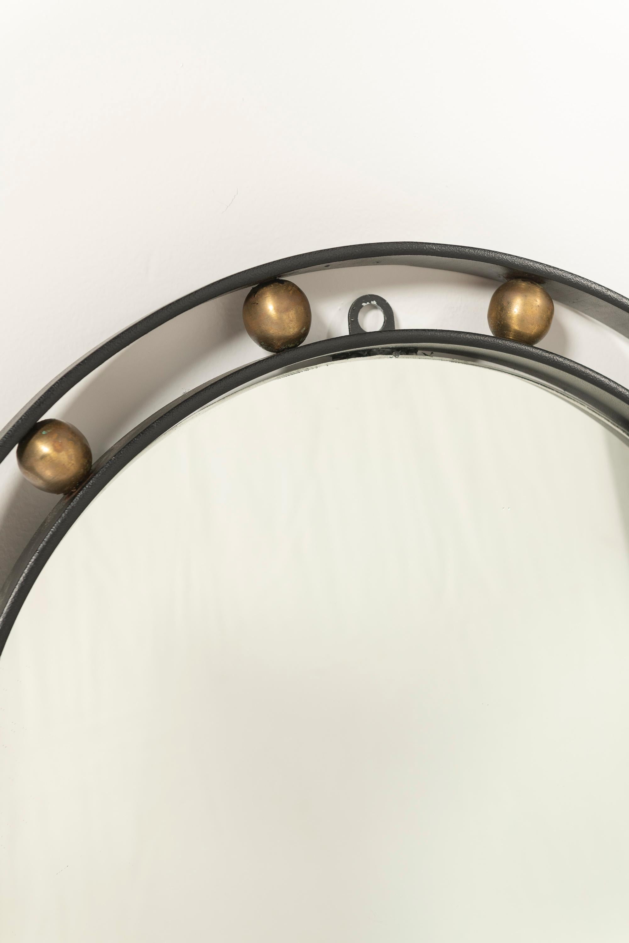 Mid-Century moderno Specchio rotondo a sfera in ferro nero e dorato della metà del secolo scorso, Francia in vendita