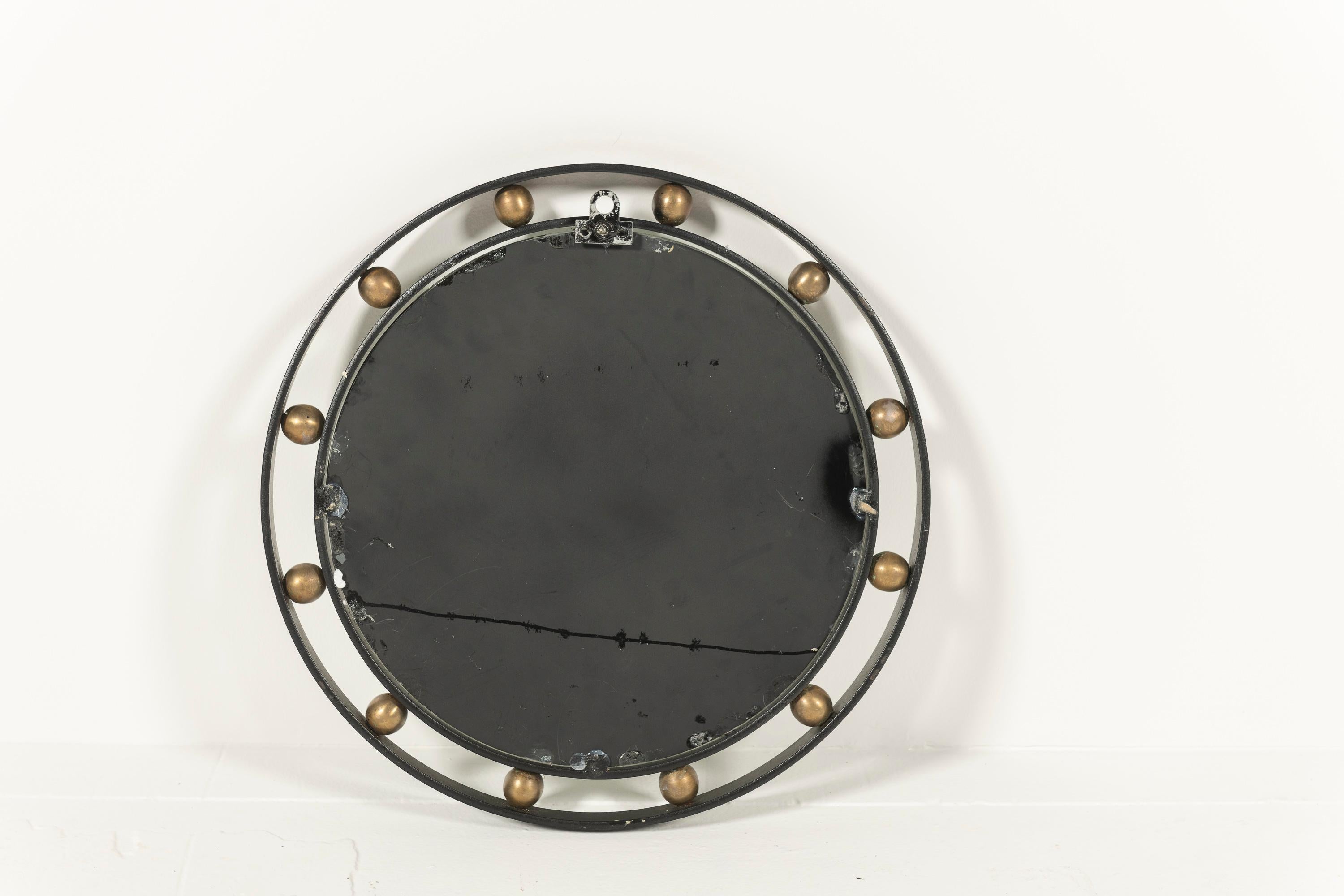 XX secolo Specchio rotondo a sfera in ferro nero e dorato della metà del secolo scorso, Francia in vendita