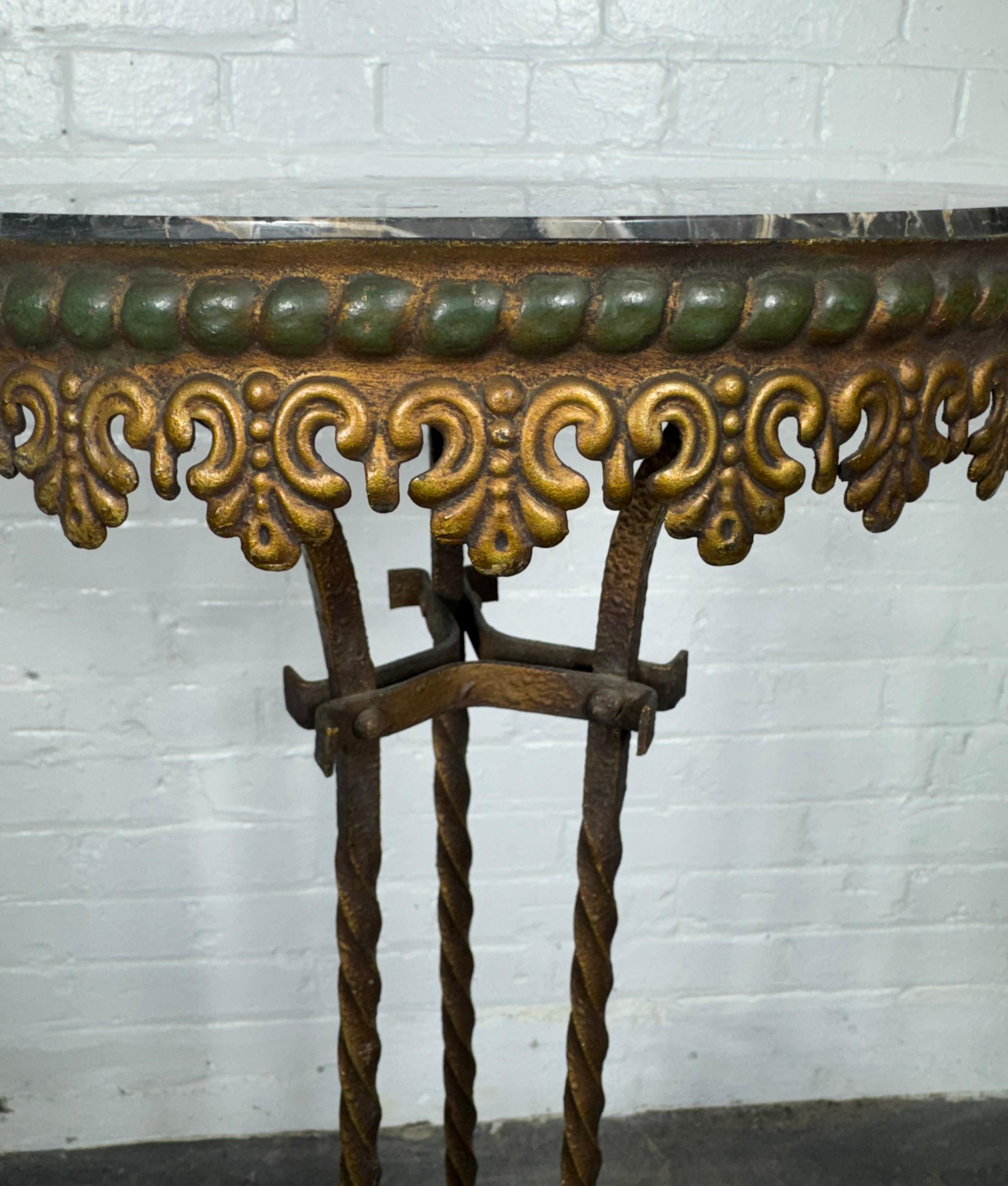 Piantana in ferro e marmo nero con dettagli dorati ... made in Italy. Design classico,, Mantiene la patina originale,, 