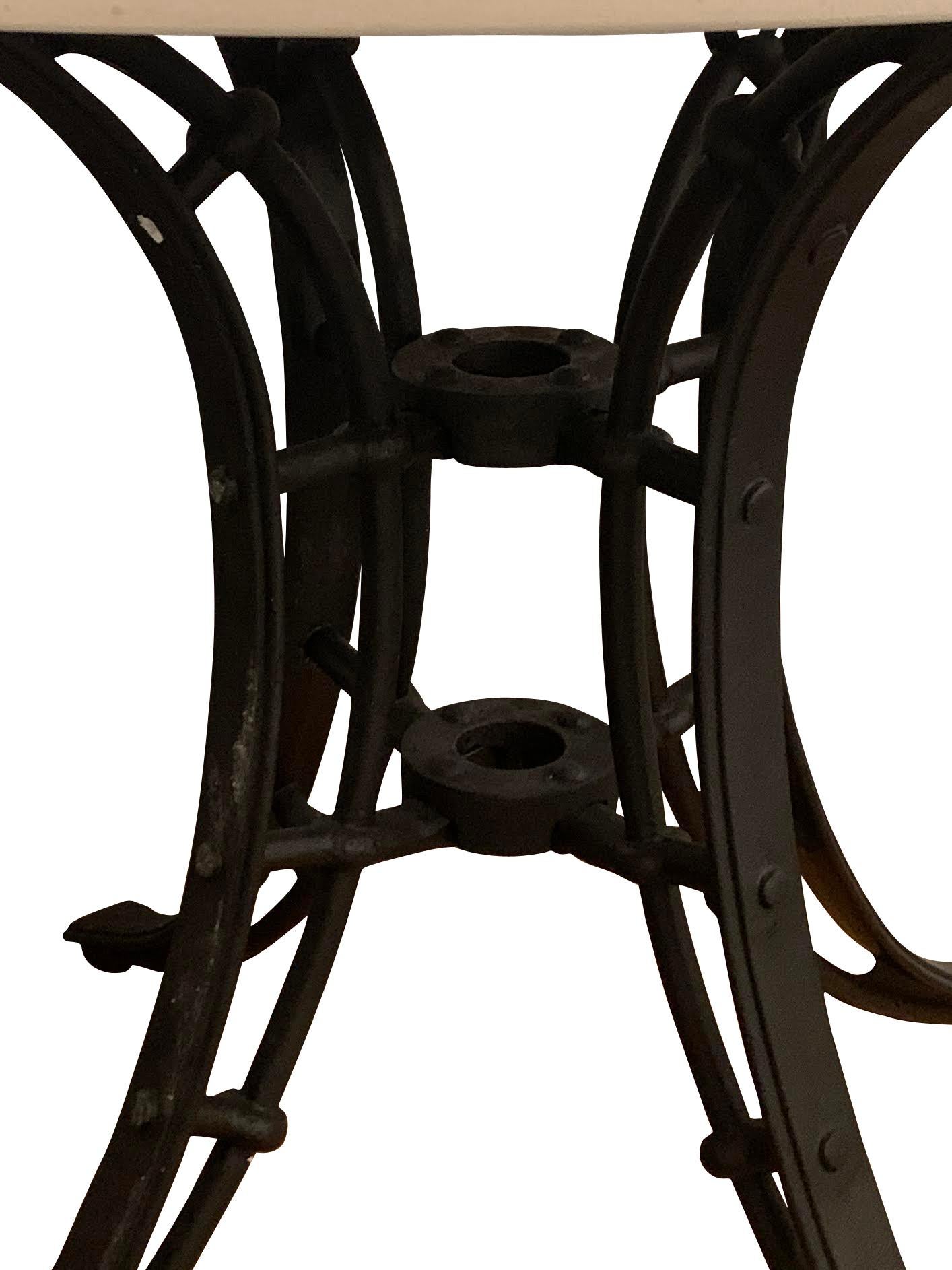 table d'appoint française du XIXe siècle.
La base de la table est un fer noir décoratif du 19ème siècle.
Le plateau rond en pierre blanche est neuf.
 
