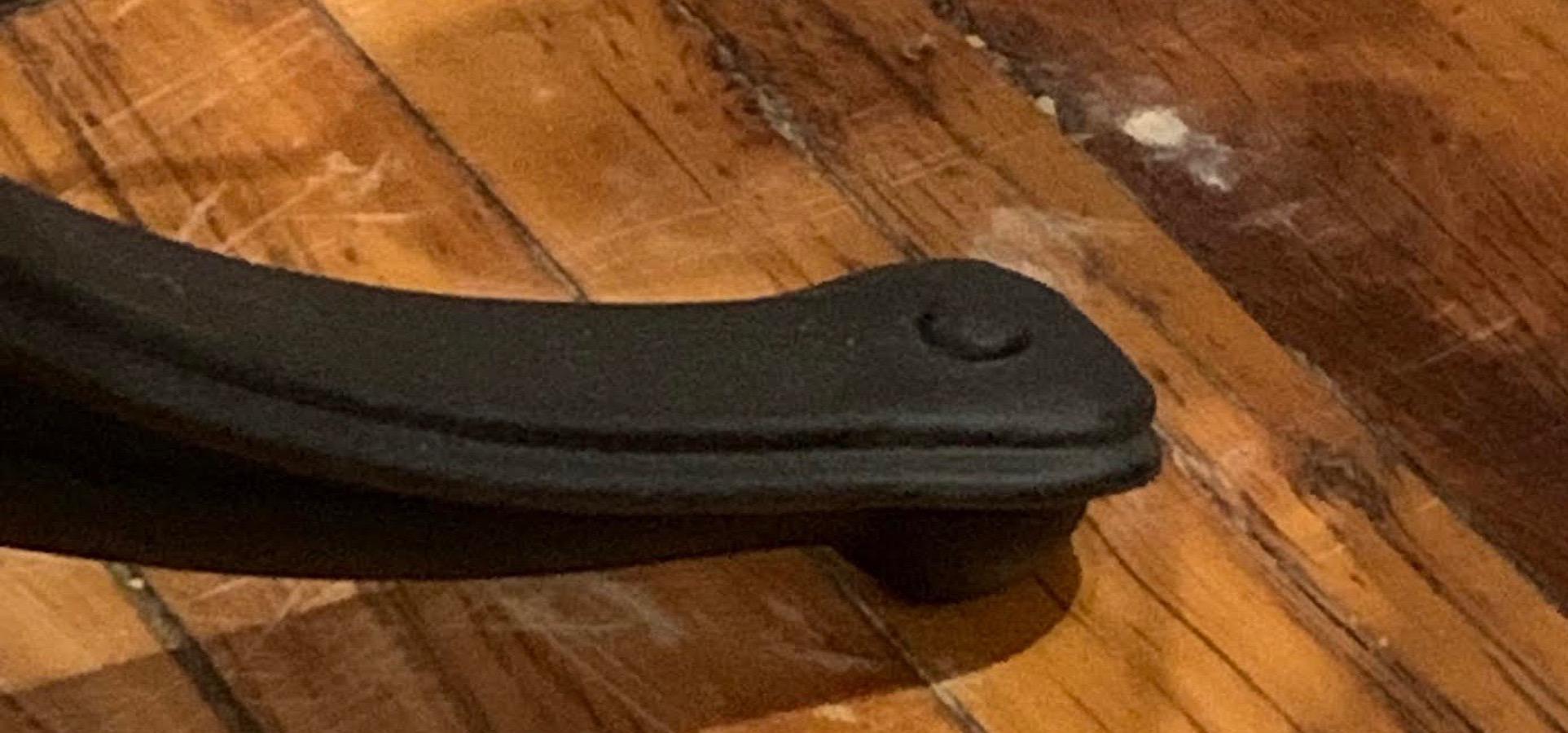 Français Table d'appoint à base en fer noir et plateau en pierre blanche, France, 19ème siècle en vente