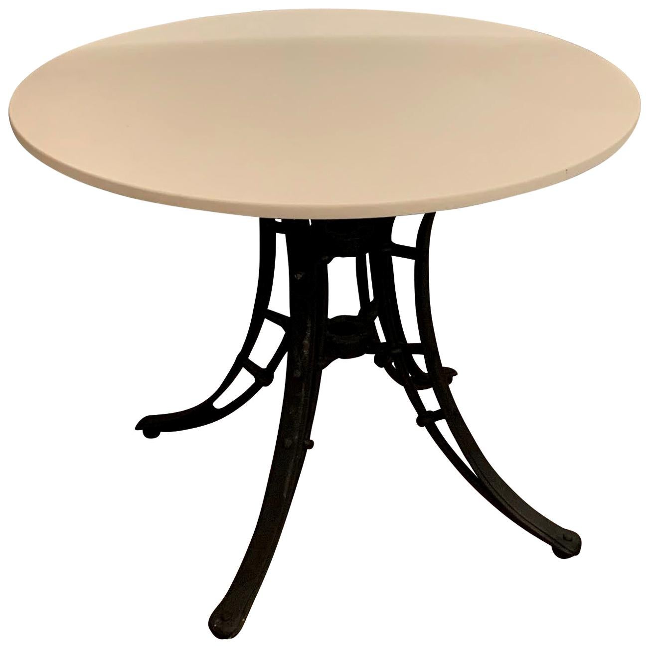 Table d'appoint à base en fer noir et plateau en pierre blanche, France, 19ème siècle