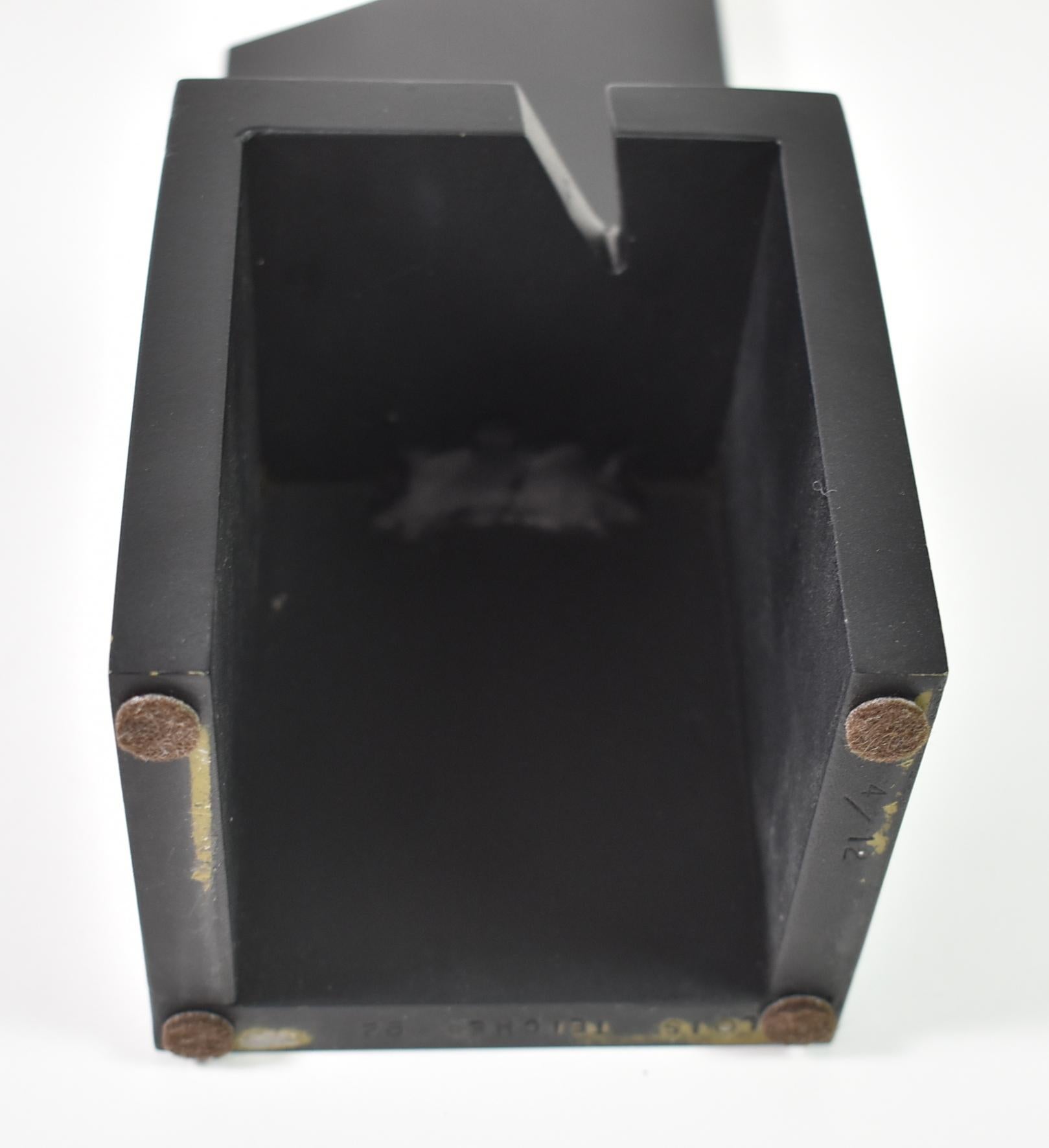 Stuhlskulptur aus schwarzem Eisen von Lois Teicher, 1992 (20. Jahrhundert) im Angebot