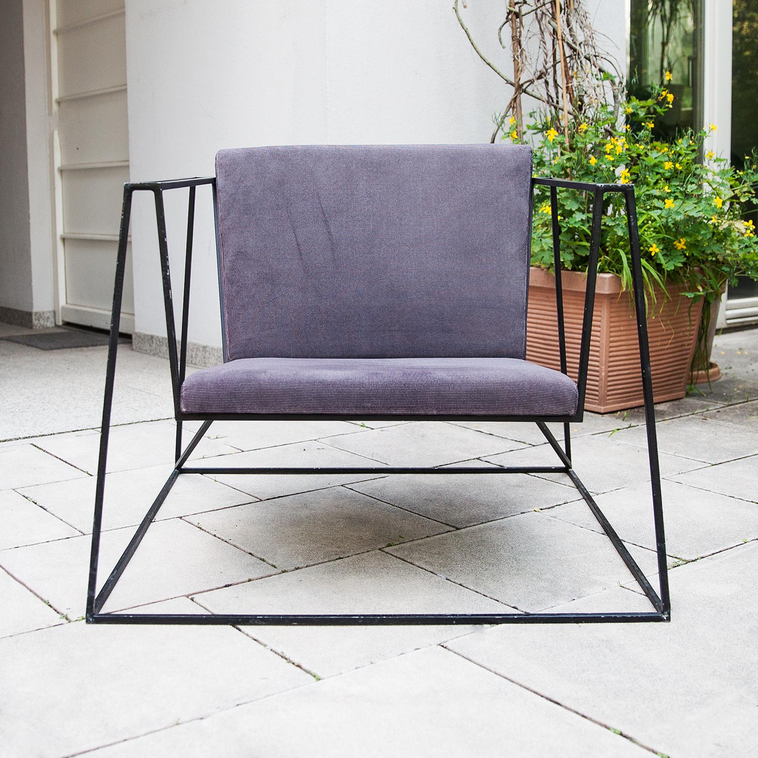 Cubistic and very minimalistic armchair attributed to Netherlands 1980s.

Measures: 76 H x 93 W x 93 D cm SH 39.