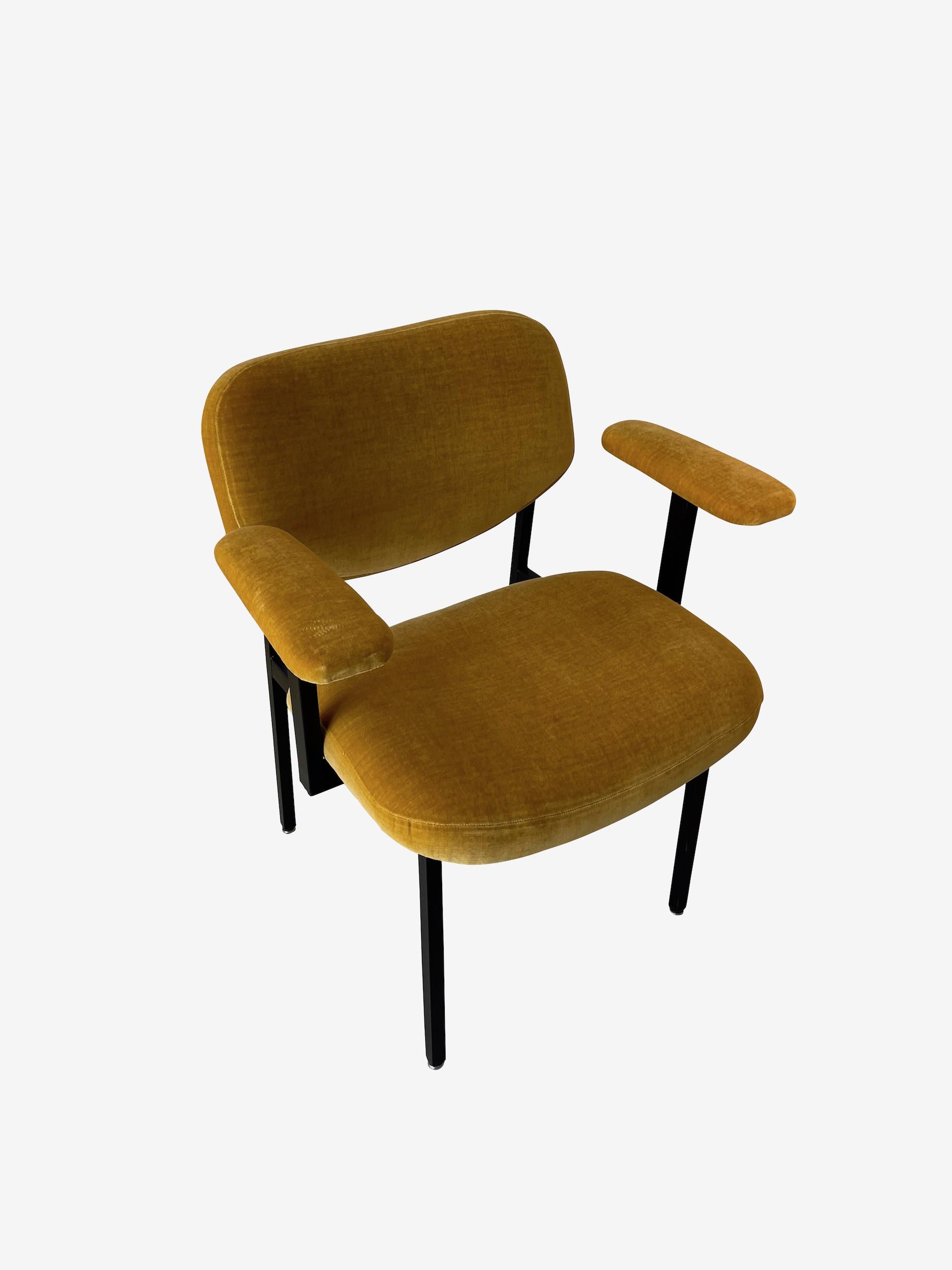1960's Italienisch Paar schwarz matt Eisen umrahmt bewaffnete Stühle Seite.
Gebogene Rückenlehne und Sitzfläche. 
Sehr bequem.
Neu gepolstert.
