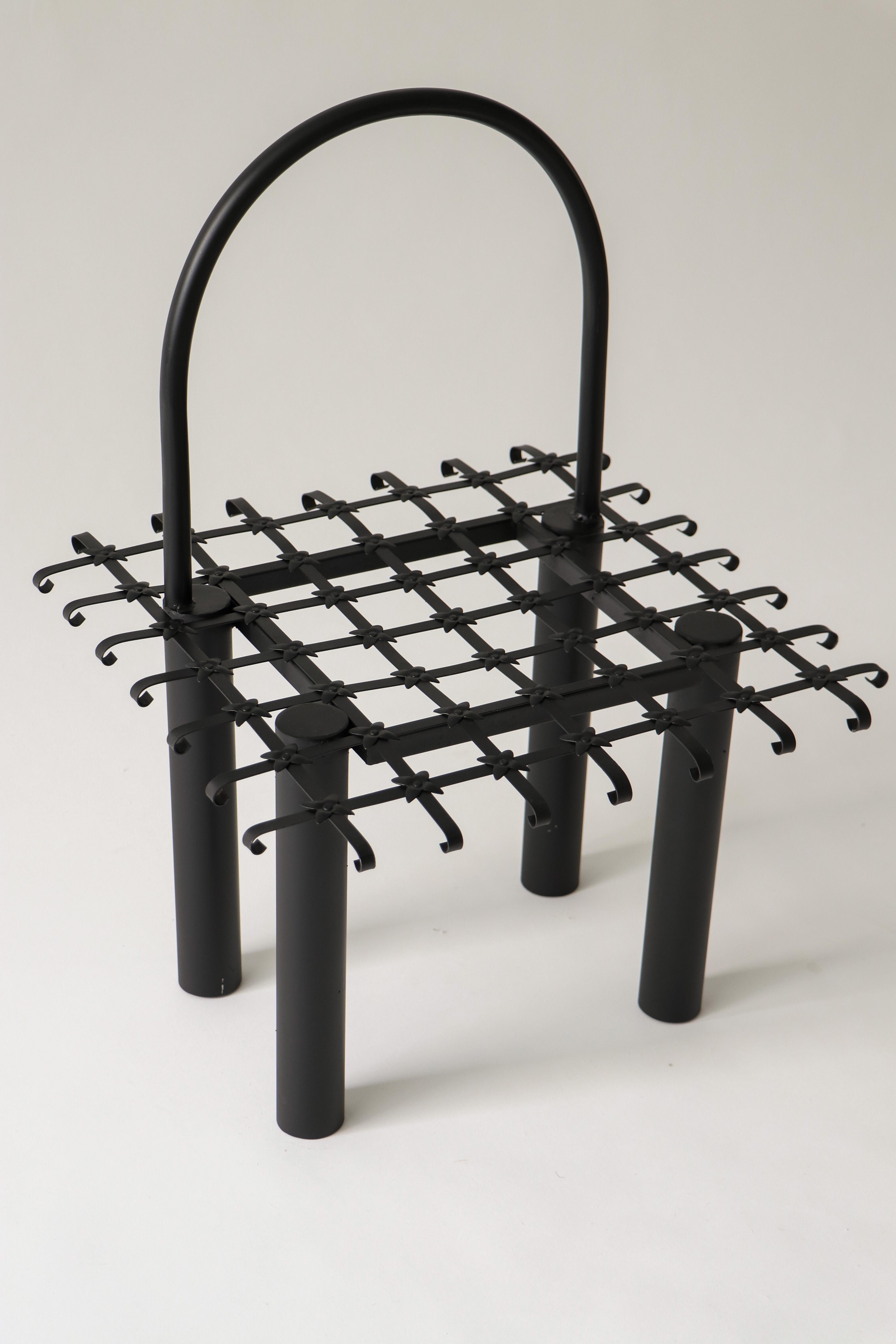 Skulpturaler schwarzer Eisenstuhl, handgefertigt, funktionell, Kunst im Zustand „Neu“ im Angebot in València, ES