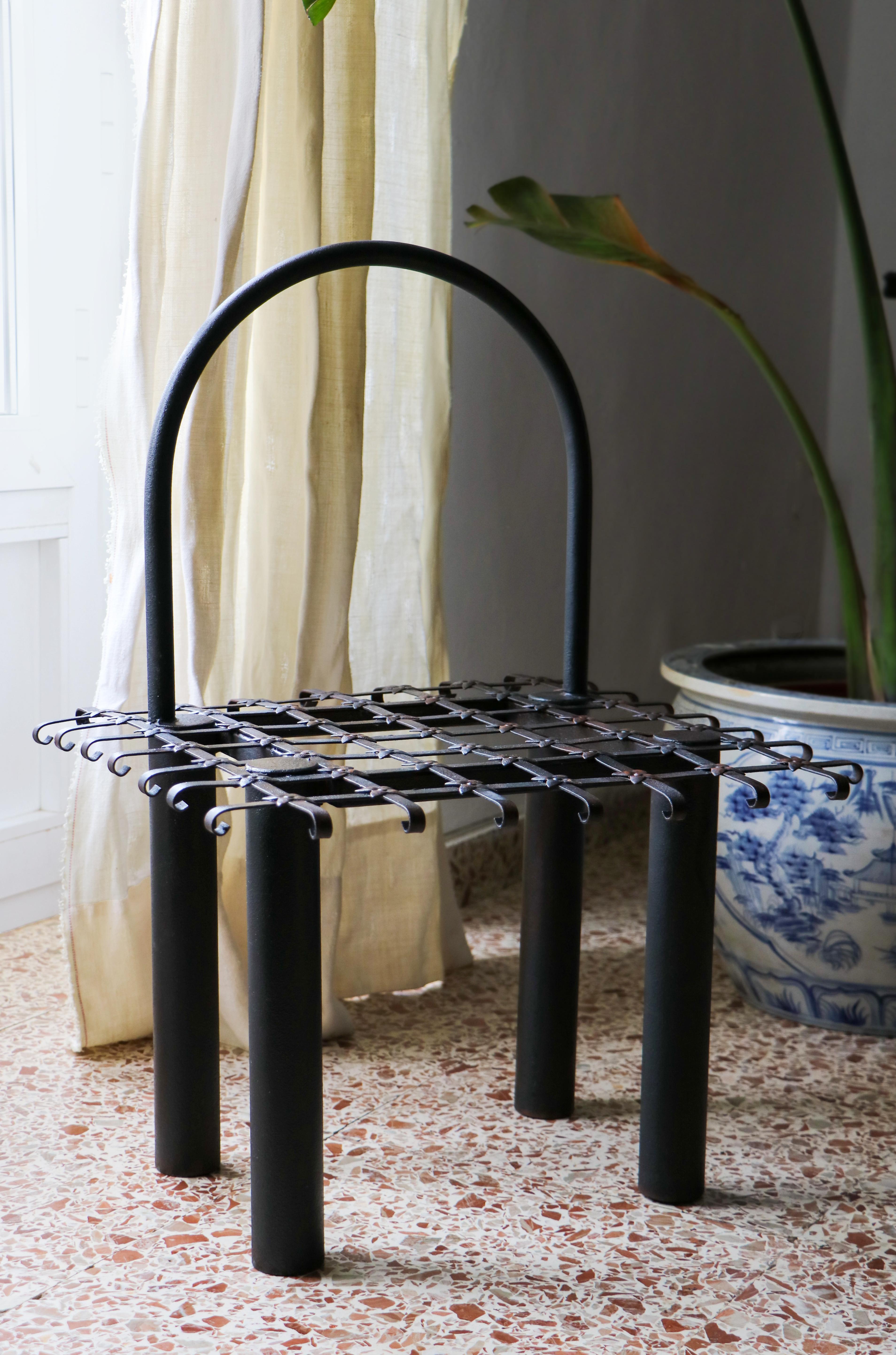 Fer Chaise d'art fonctionnelle sculpturale en fer noir fabriquée à la main en vente