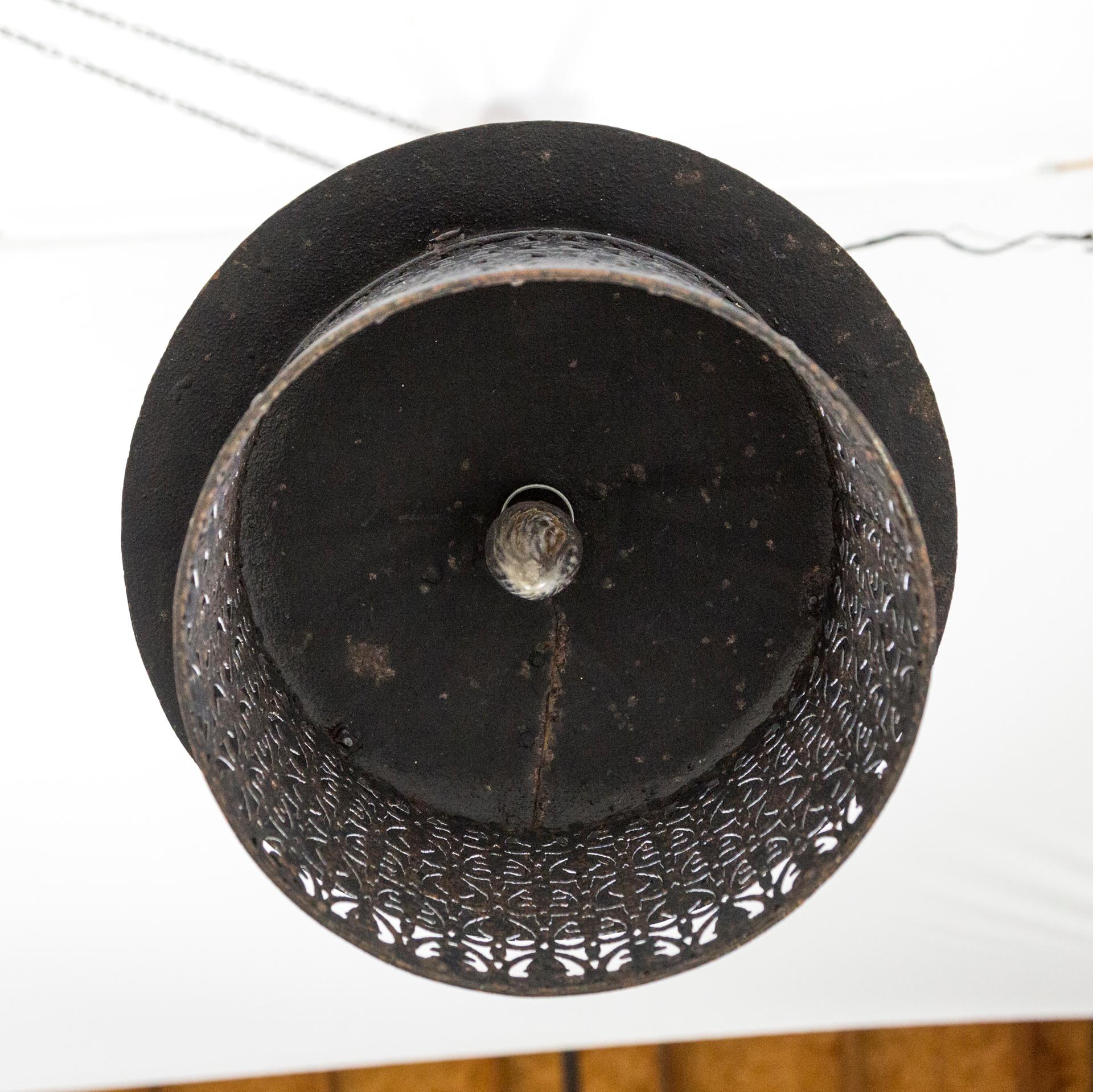 Schwarze Eisenlaterne aus schwarzem Eisen mit dekorativem gepunztem Schirm im Angebot 4