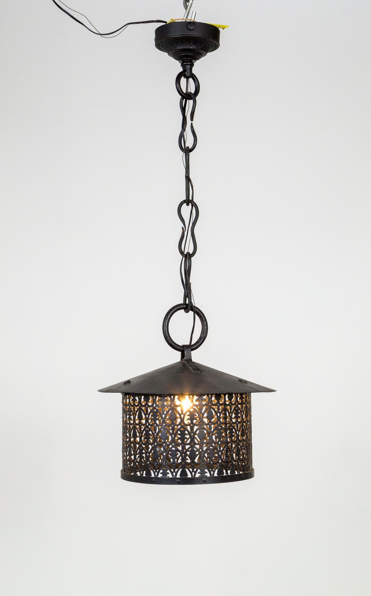 Arts and Crafts Lanterne en fer noir avec abat-jour décoratif poinçonné en vente