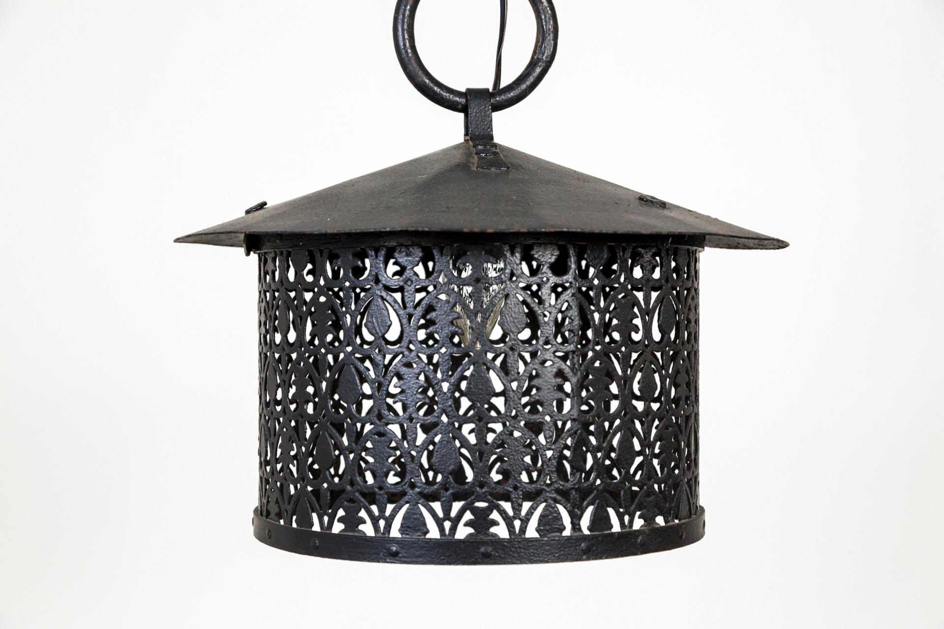 Lanterne en fer noir avec abat-jour décoratif poinçonné Bon état - En vente à San Francisco, CA