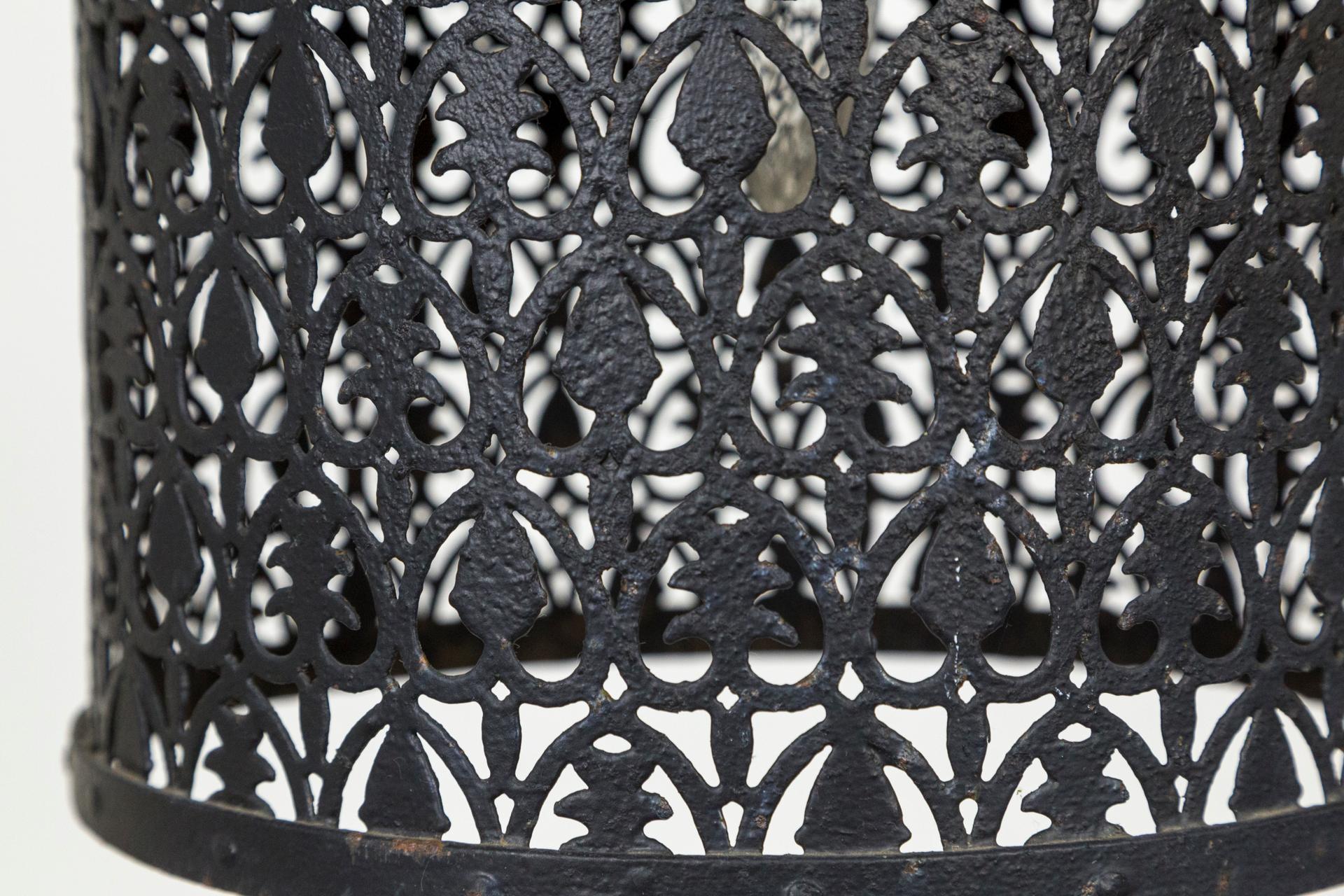 Schwarze Eisenlaterne aus schwarzem Eisen mit dekorativem gepunztem Schirm (Frühes 20. Jahrhundert) im Angebot