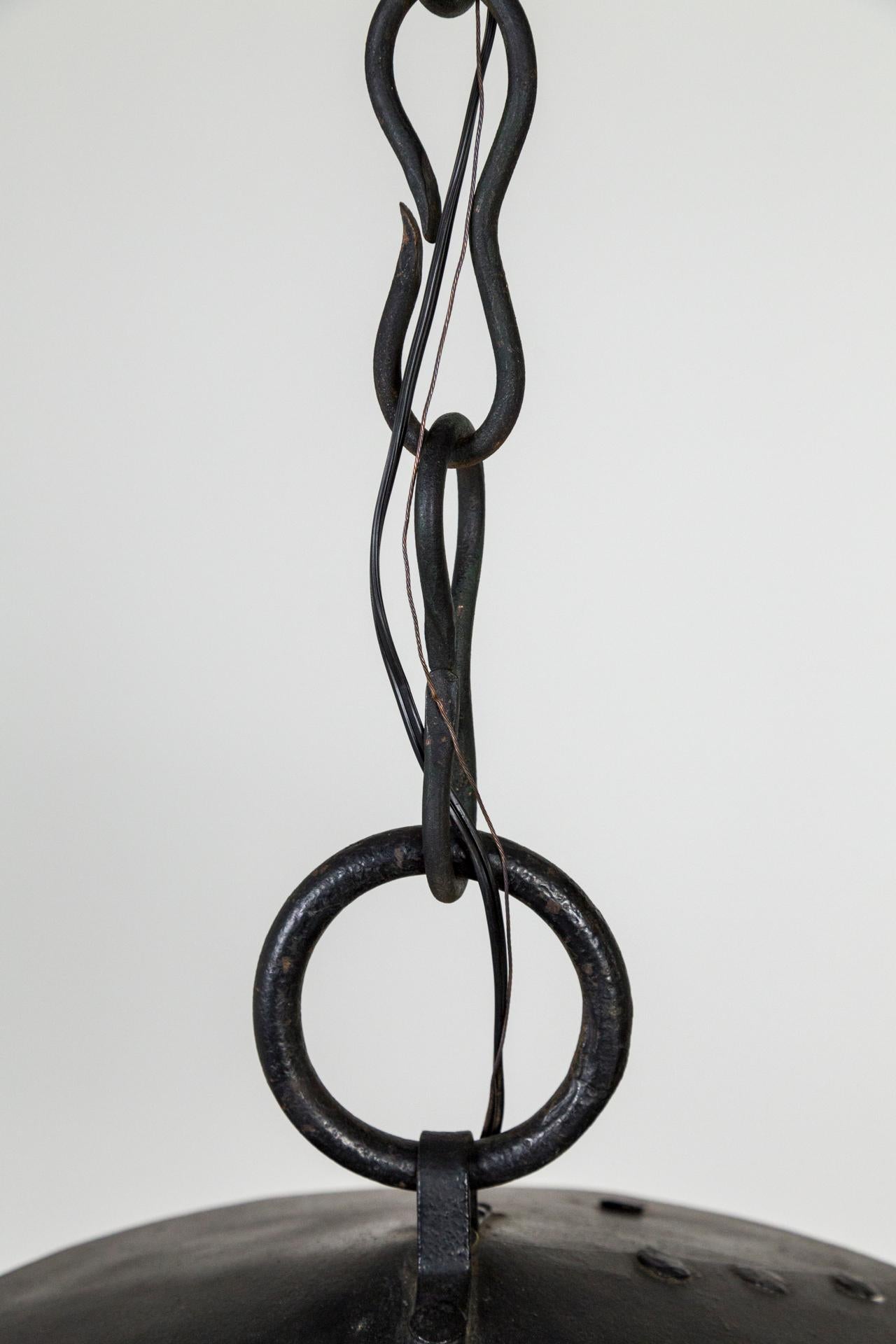 Lanterne en fer noir avec abat-jour décoratif poinçonné en vente 1