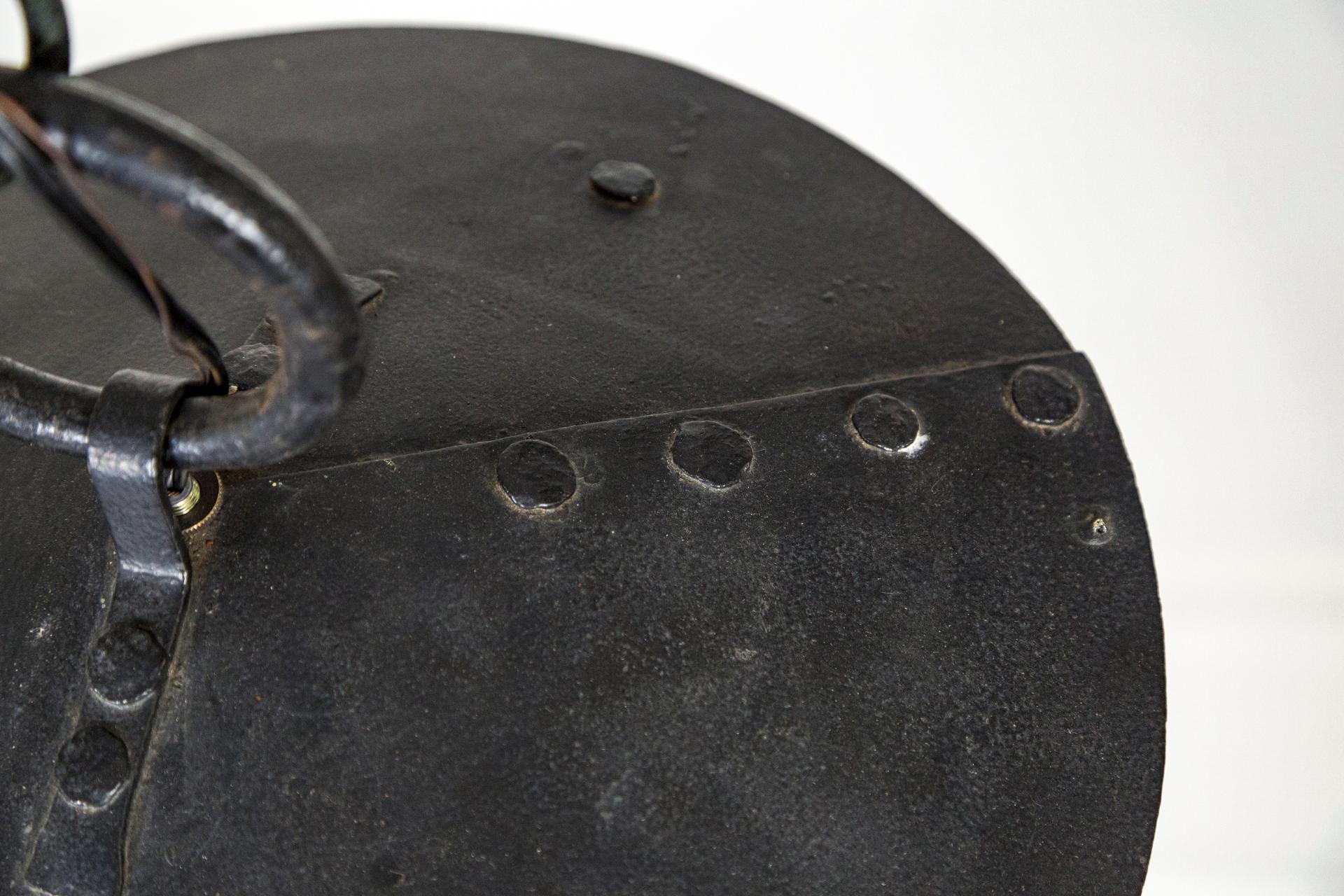Schwarze Eisenlaterne aus schwarzem Eisen mit dekorativem gepunztem Schirm im Angebot 2