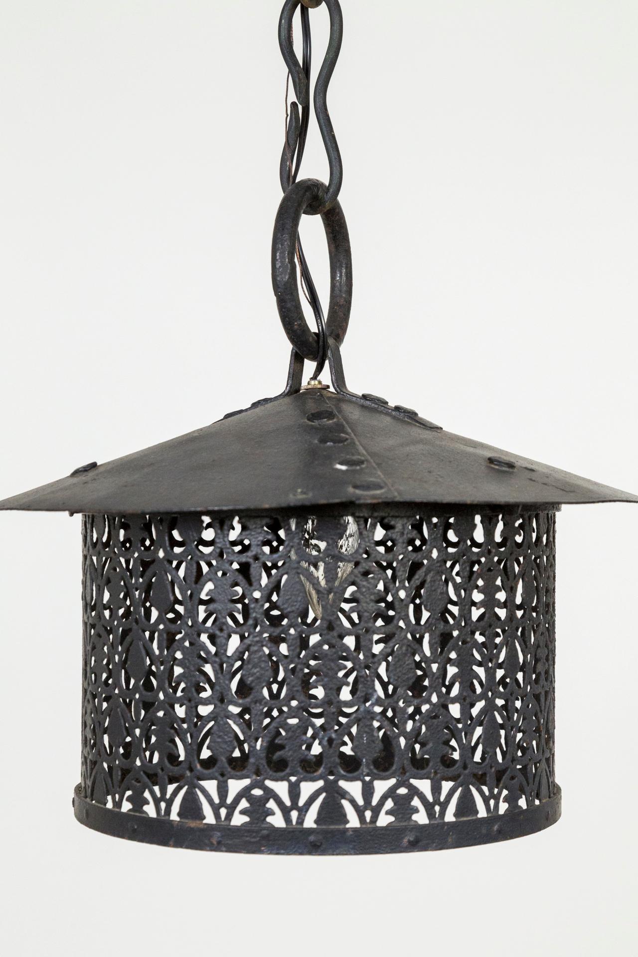 Schwarze Eisenlaterne aus schwarzem Eisen mit dekorativem gepunztem Schirm im Angebot 3