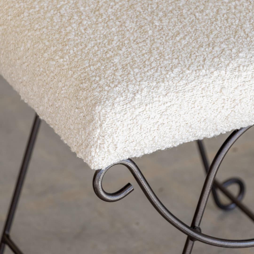 Tabouret Loop Panoplie avec tissu bouclé en vente 2