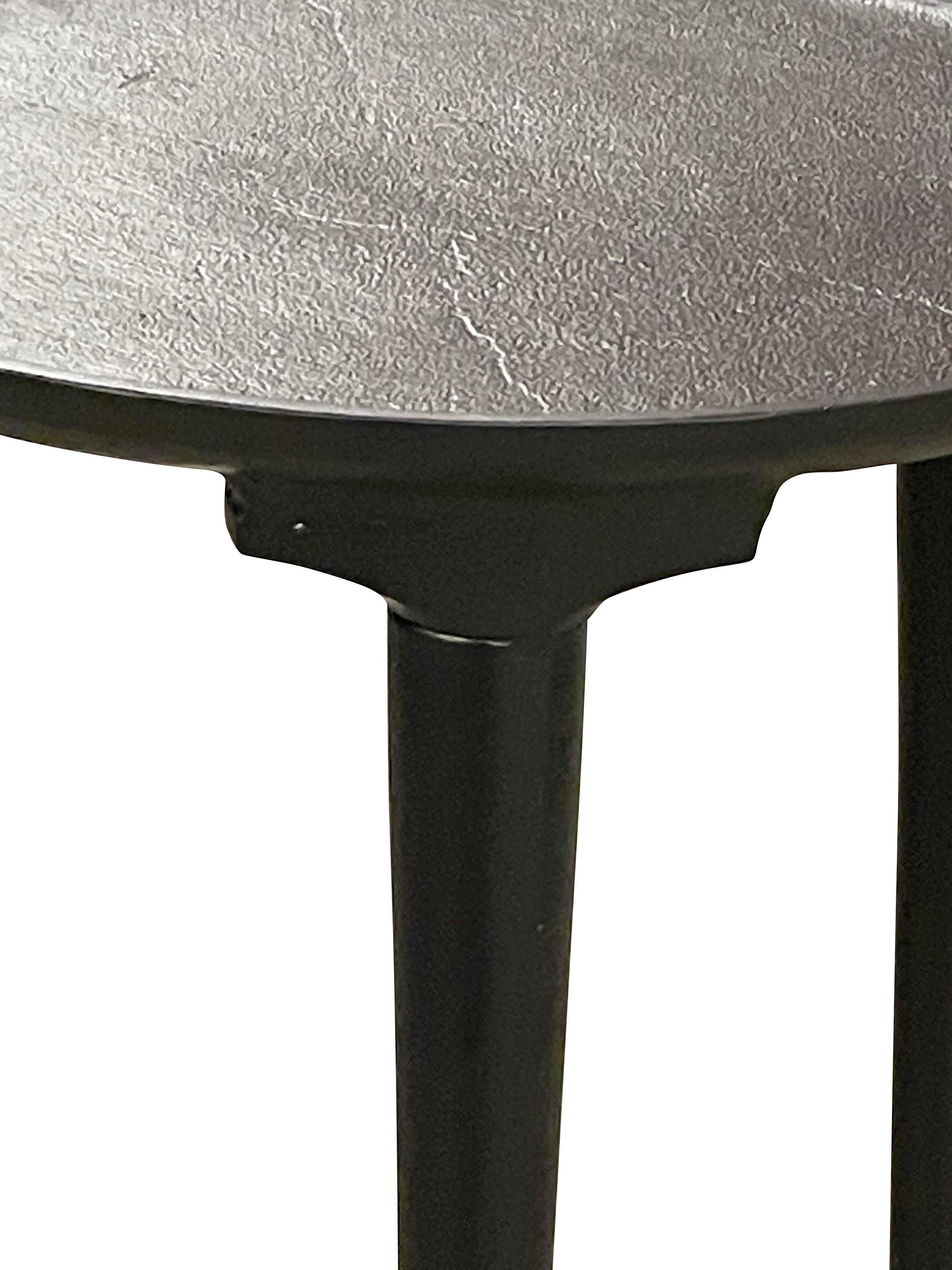 Table basse ronde indienne contemporaine en fer noir.
Trois pieds fuselés avec un plateau en forme de T.
Finition légèrement texturée.
Détail de la lèvre en relief sur le bord supérieur.
Également disponible en tant que table basse (F2913)
ARRIVEE