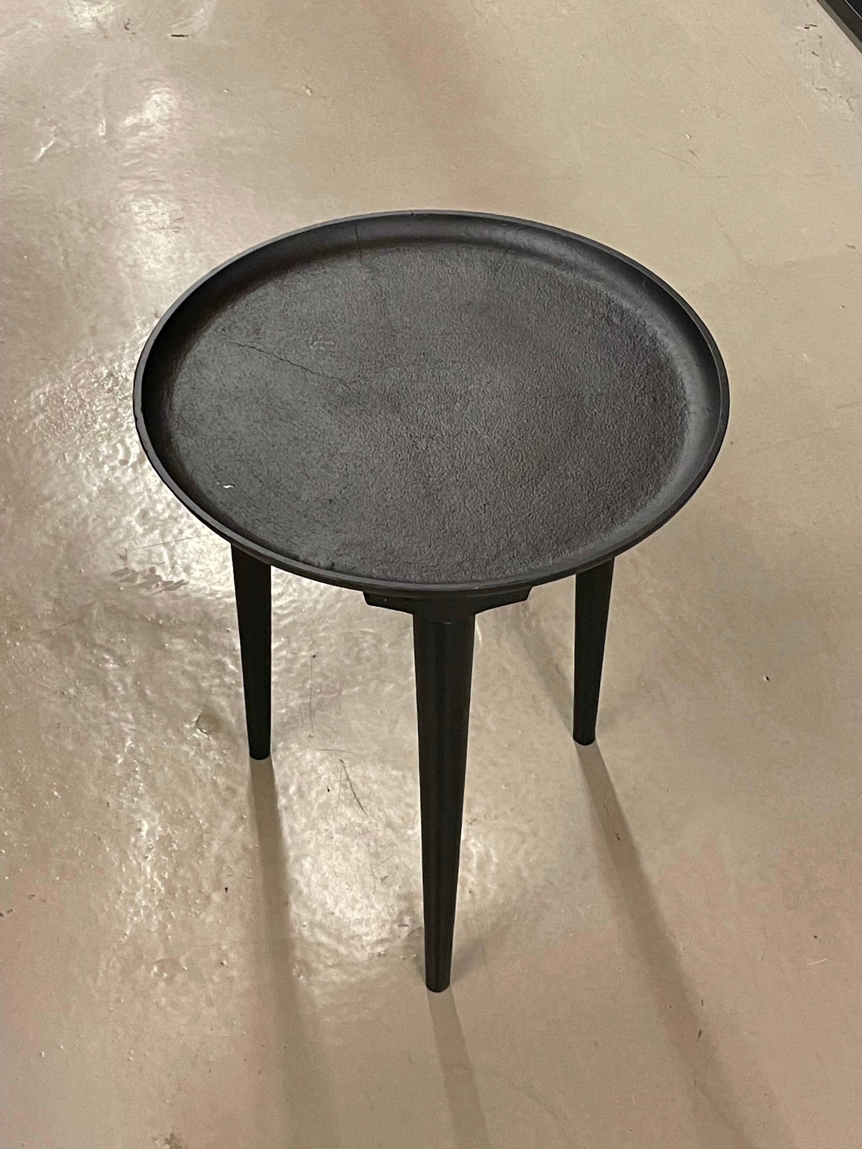 Table à cocktail ronde en fer noir, Inde, contemporaine Neuf - En vente à New York, NY