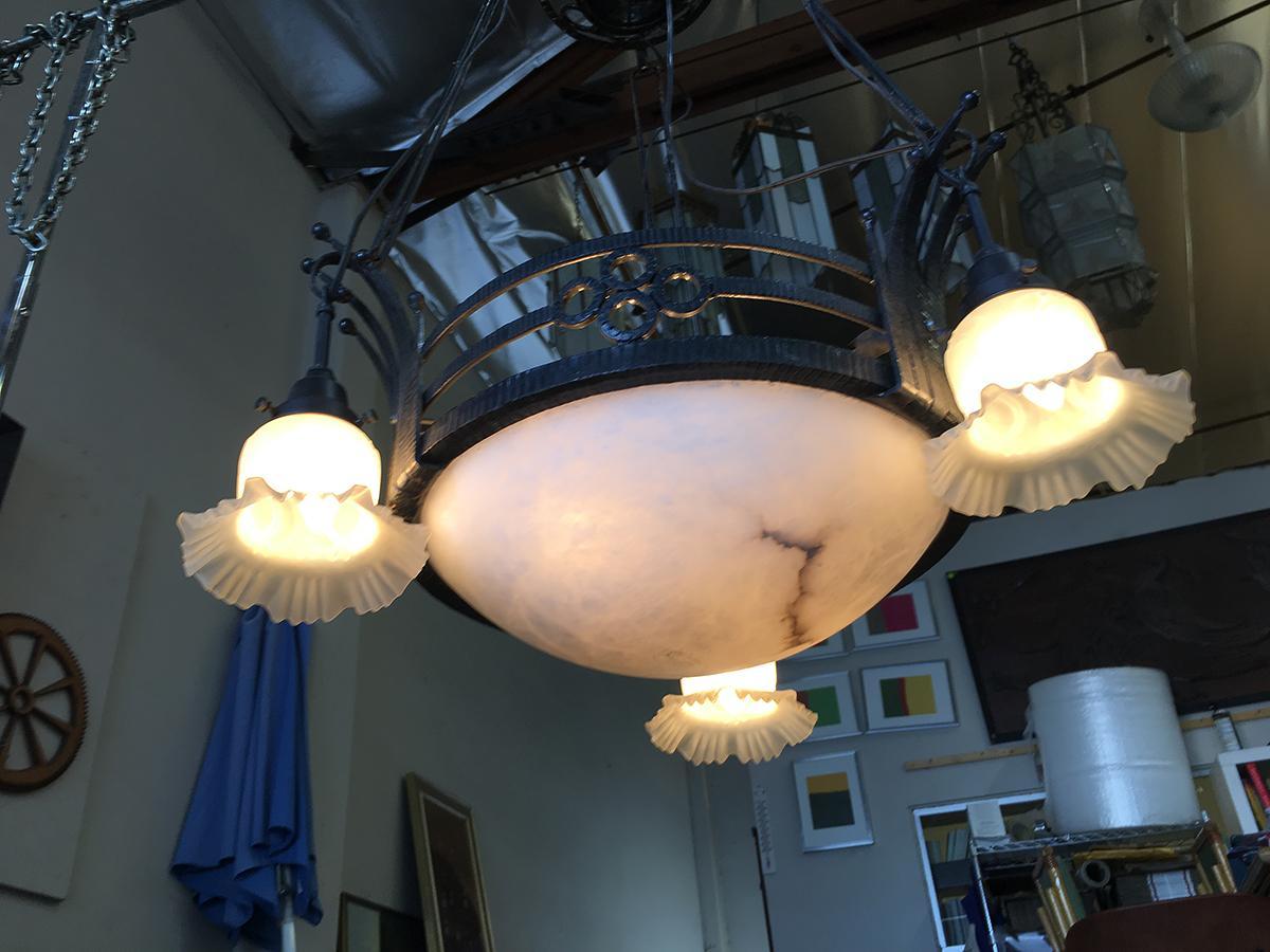 Fine XX secolo Lampadario a 6 luci Tole in ferro nero con alabastro e patina acida in vendita