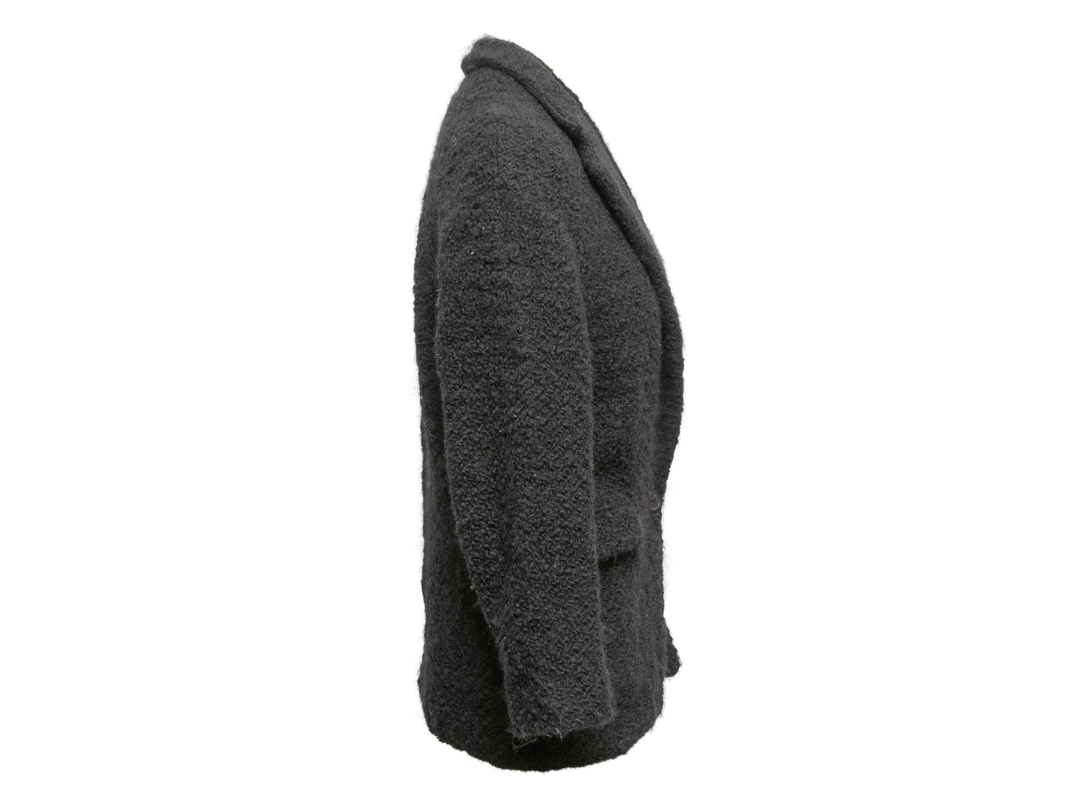 Blazer in lana bouclé nero di Isabel Marant. Risvolto dentellato. Tre tasche. Chiusura con un solo bottone sul davanti. Busto 42