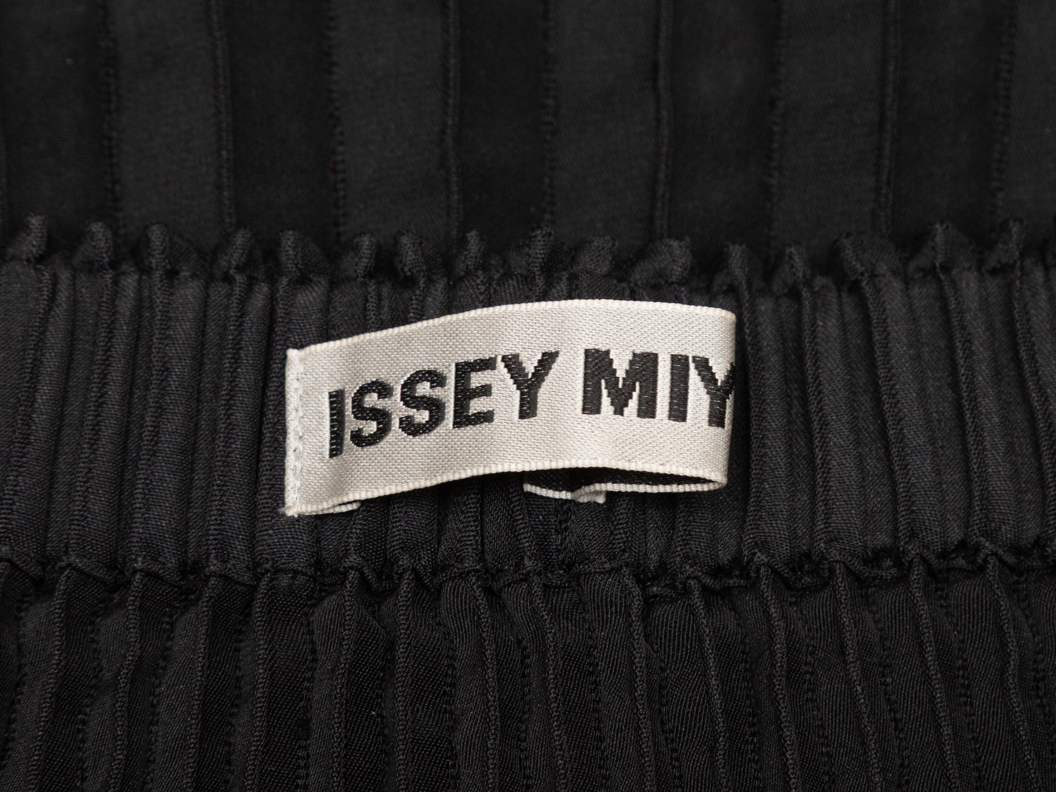 Schwarzer plissierter Midirock von Issey Miyake. Gummizug im Bund. 27