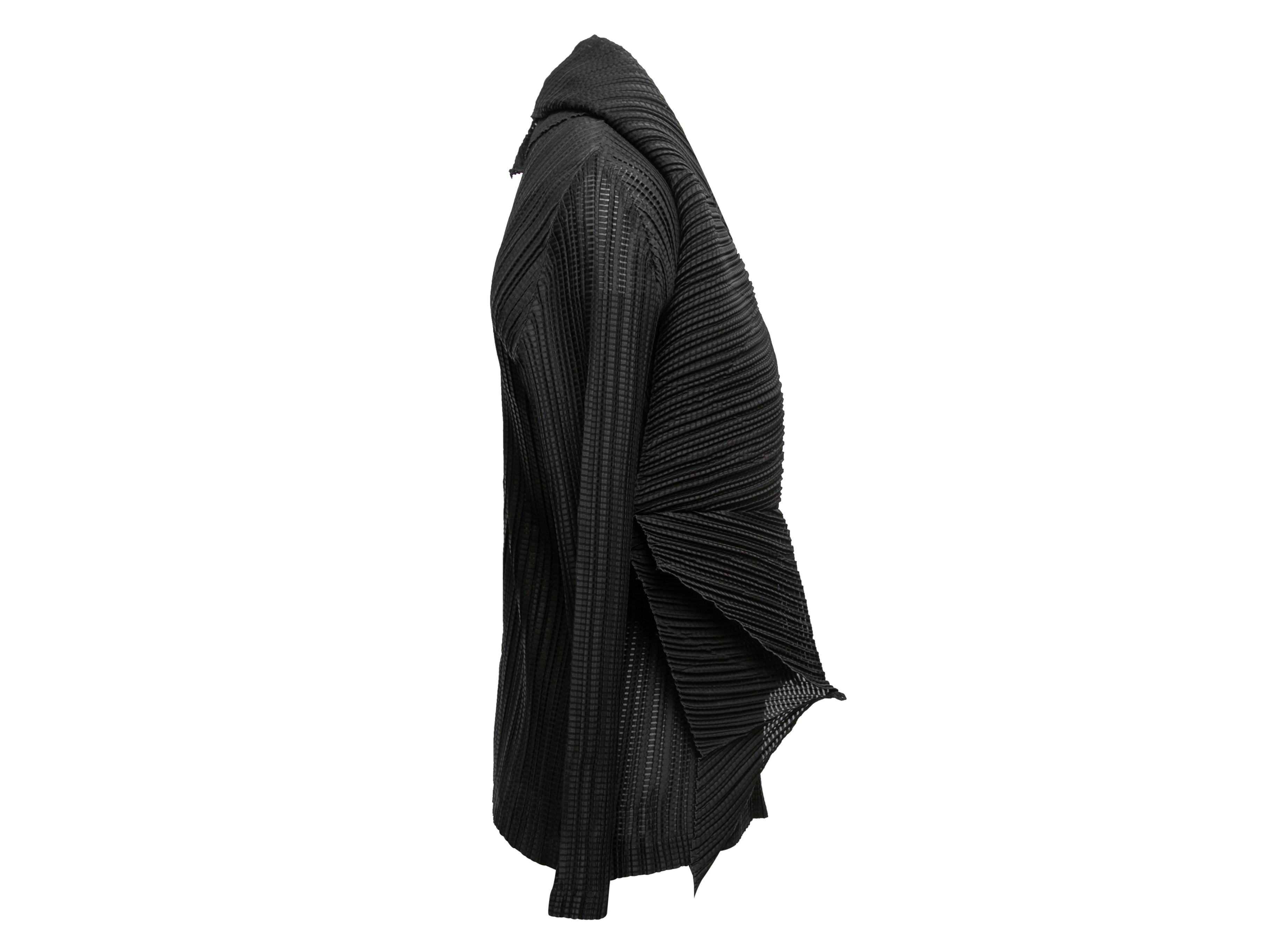 Schwarze Plissee-Strickjacke von Issey Miyake. Angesetzter Schal als Akzent am Hals. V-Ausschnitt. Vordere Knopfverschlüsse. 38