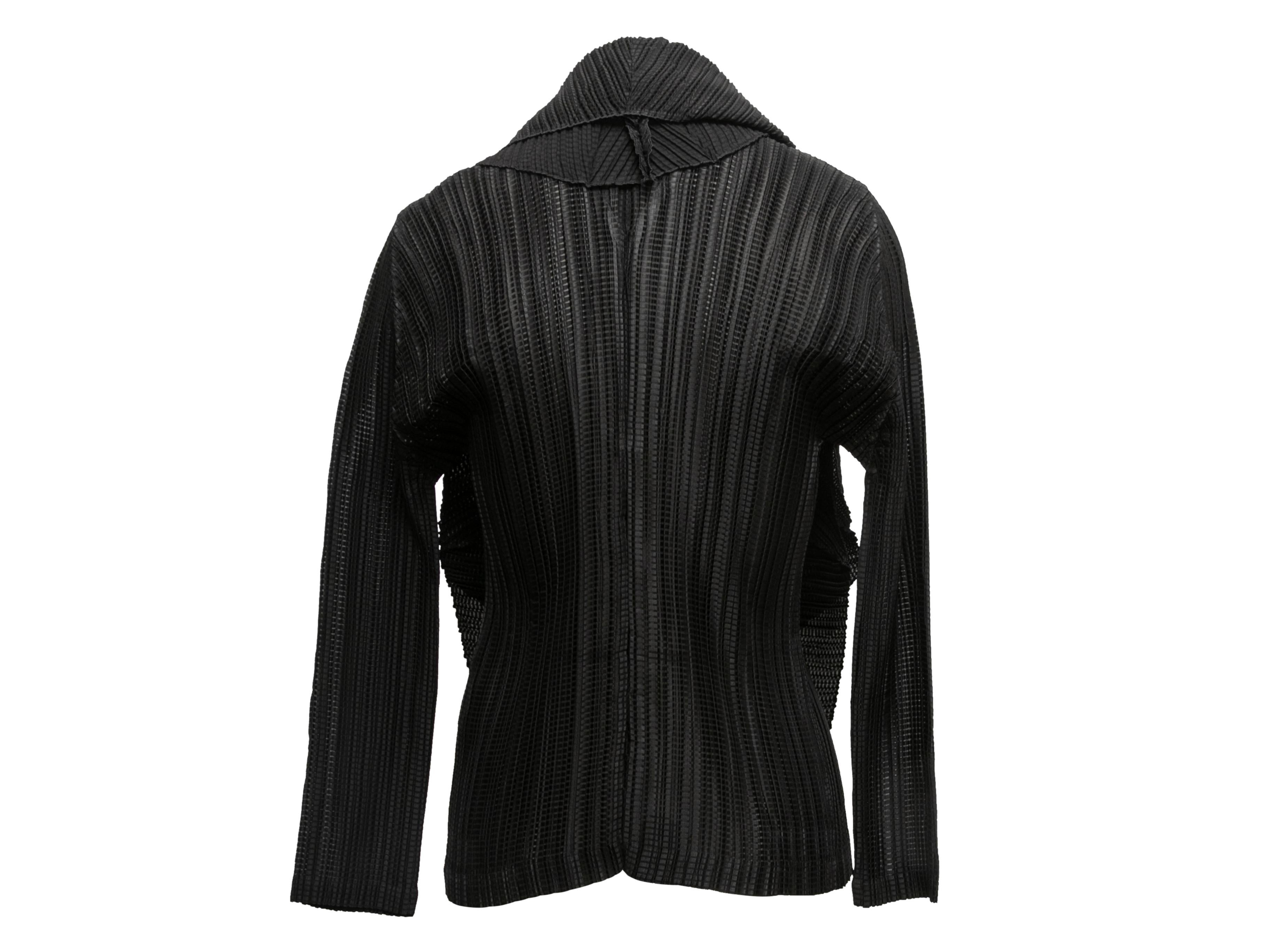 Schwarze Issey Miyake Plisse Strickjacke mit Schalbesatz und Designer-Größe 2 im Zustand „Gut“ in New York, NY