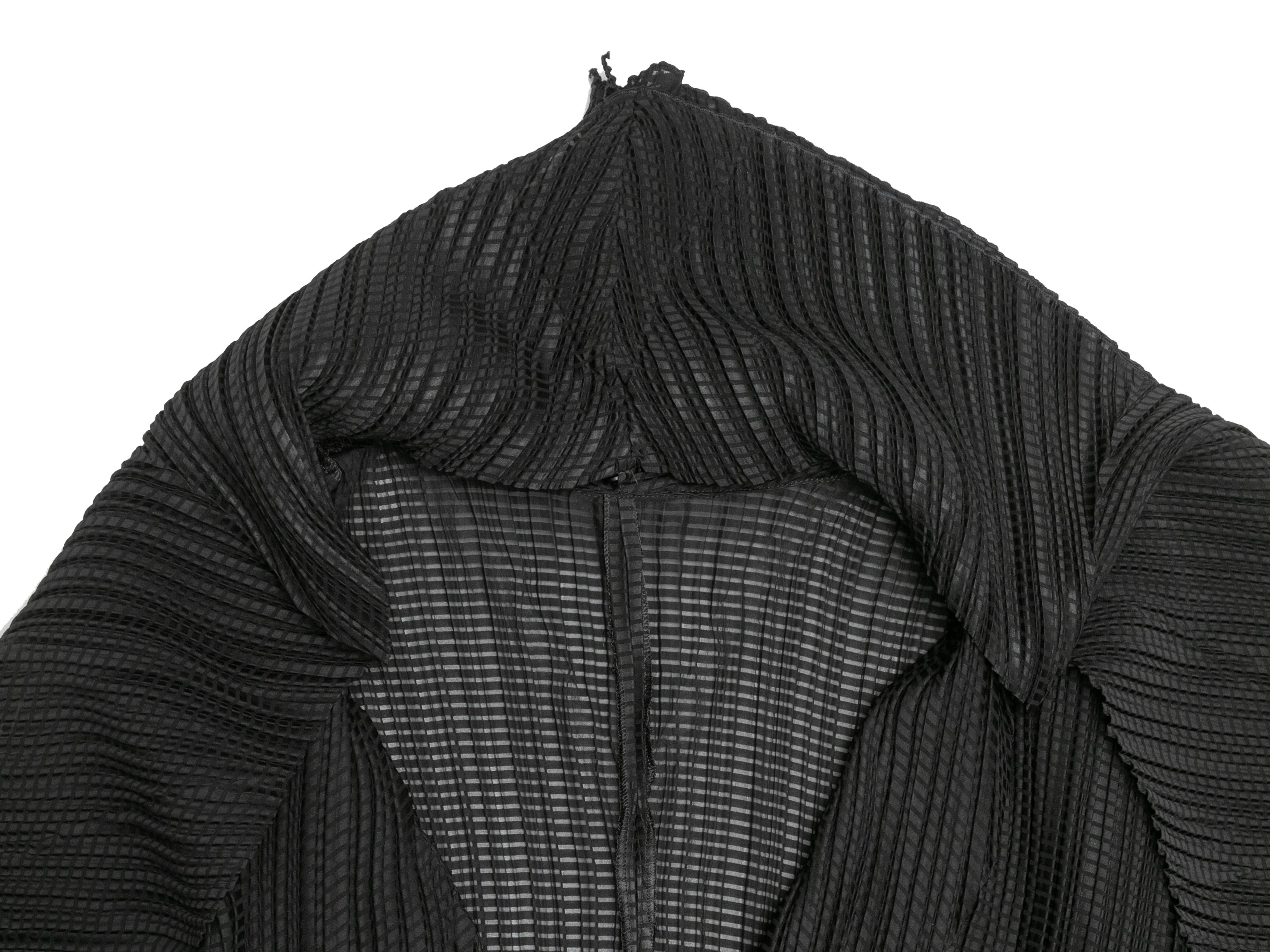 Schwarze Issey Miyake Plisse Strickjacke mit Schalbesatz und Designer-Größe 2 Damen