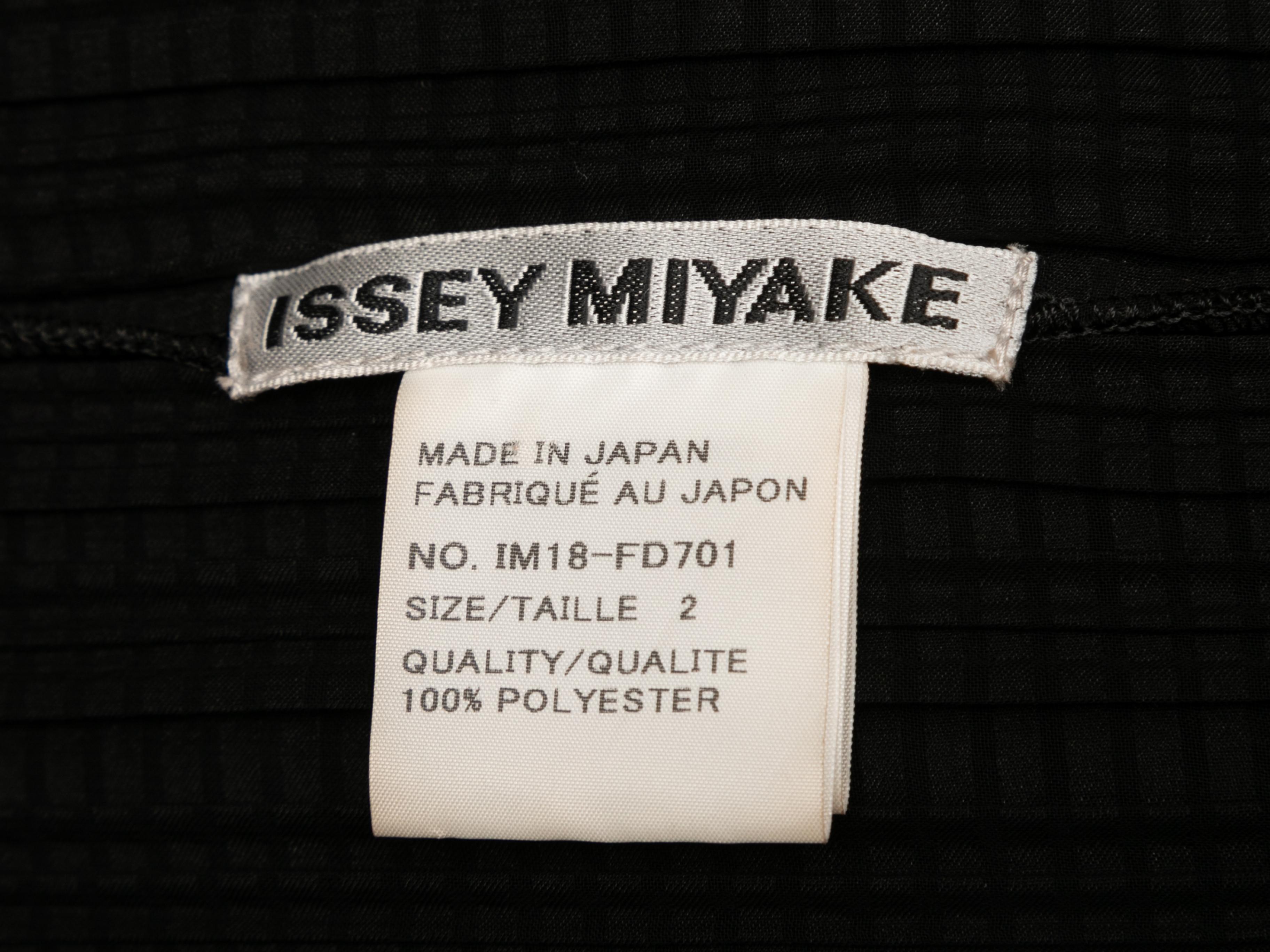 Schwarze Issey Miyake Plisse Strickjacke mit Schalbesatz und Designer-Größe 2 1